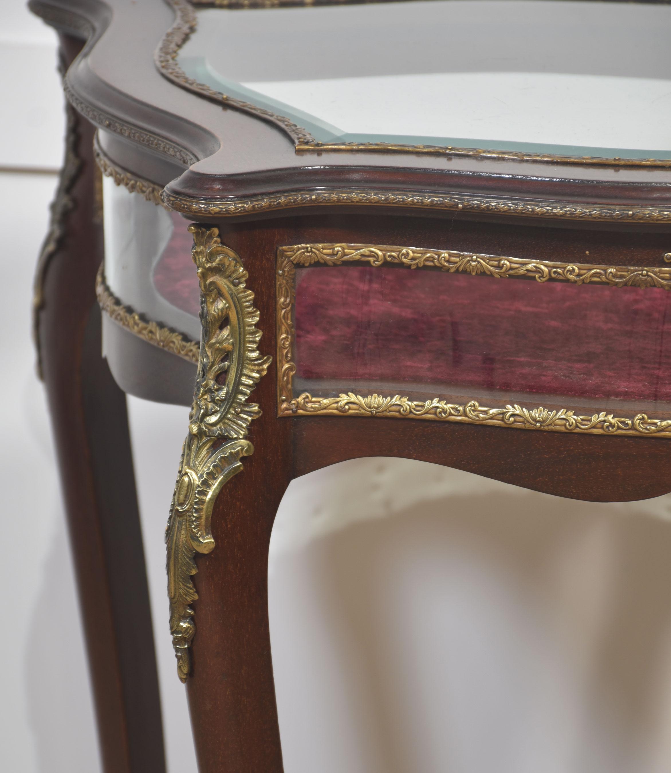 Legno Tavolo Bijouterie con cornice in mogano in vendita