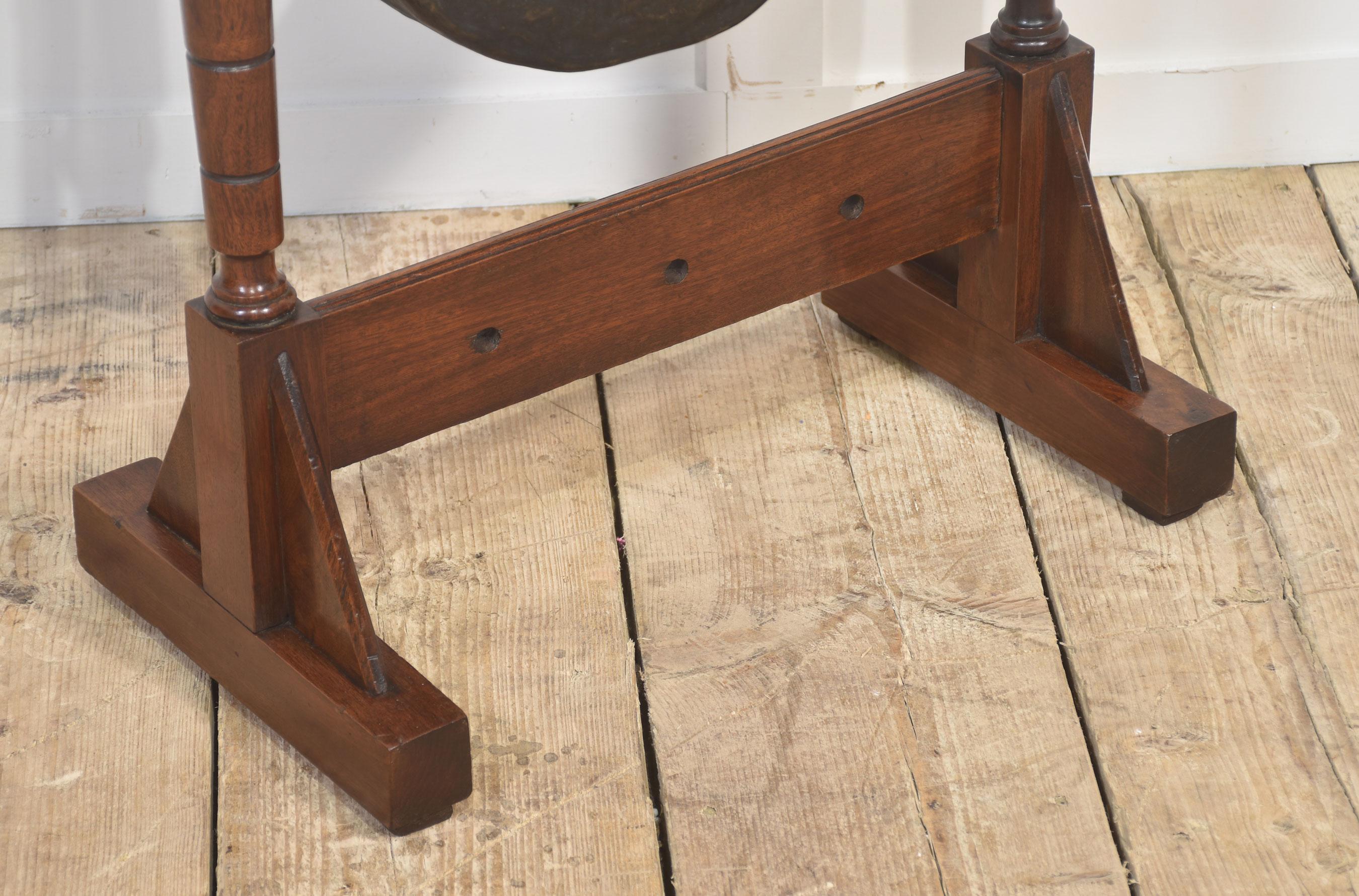 Mahogany framed dinner gong In Good Condition For Sale In Cheshire, GB