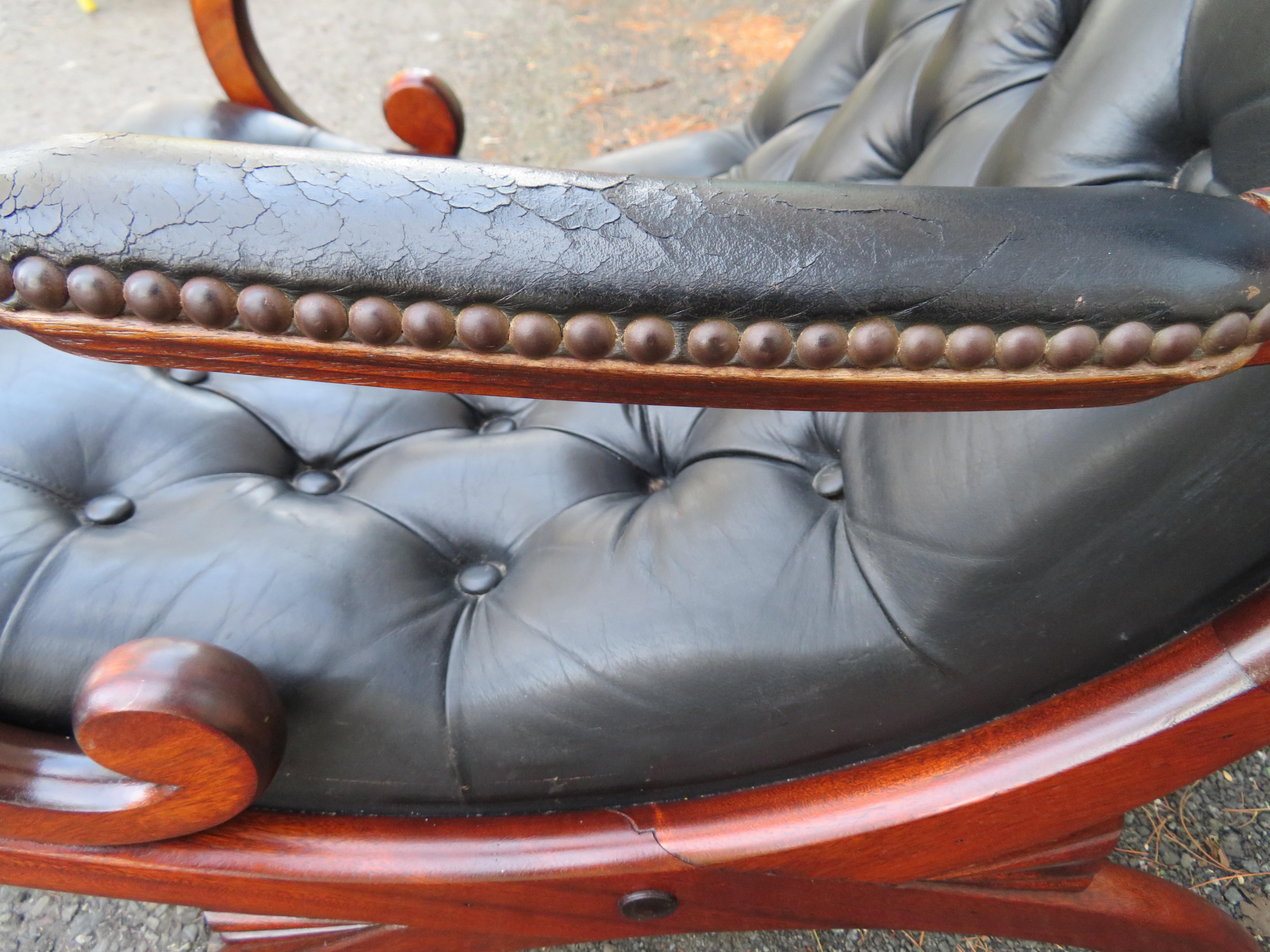 Ensemble chaise longue et repose-pieds en acajou de style campagne française, mi-siècle moderne en vente 7