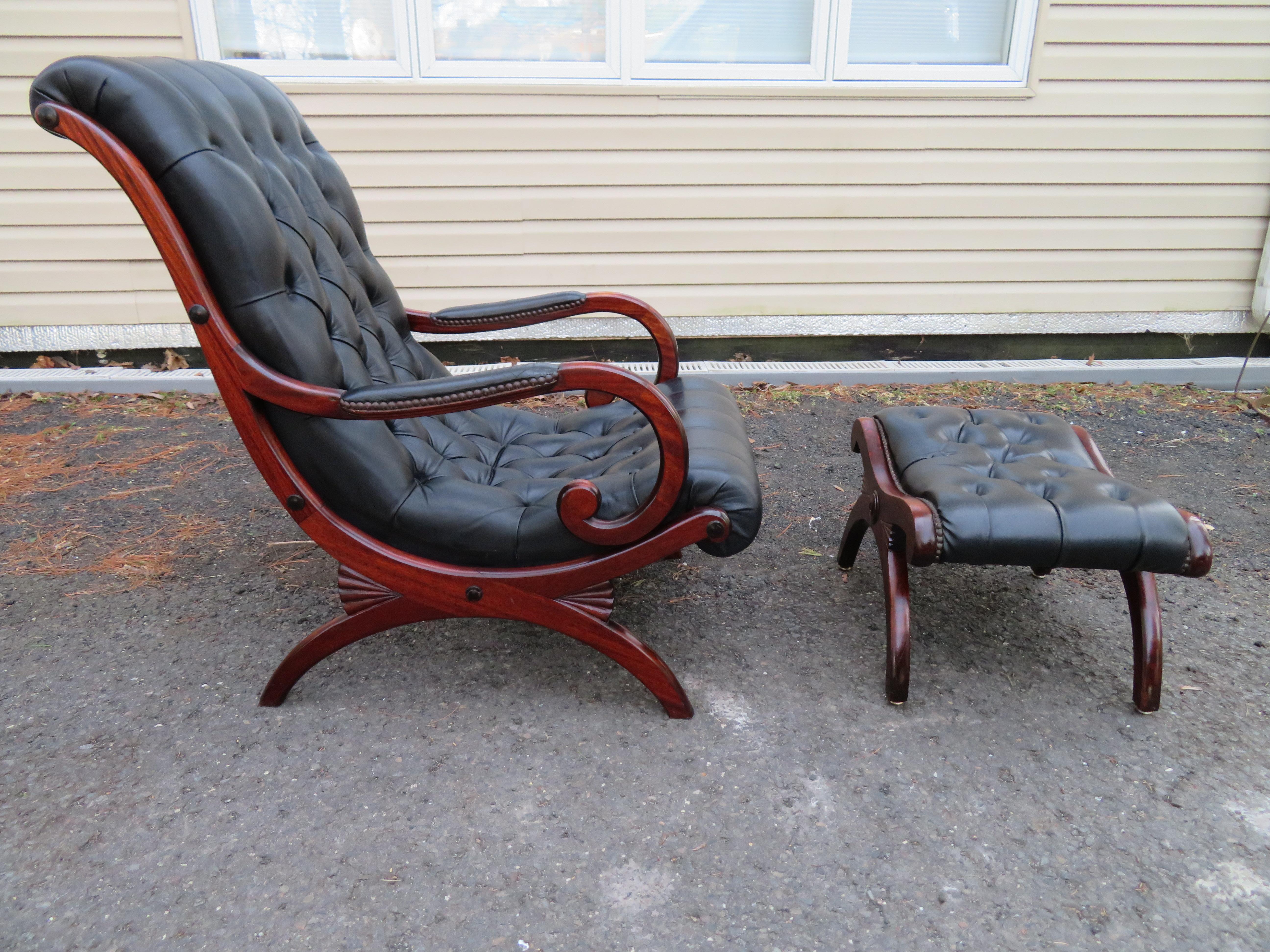 Ensemble chaise longue et repose-pieds en acajou de style campagne française, mi-siècle moderne en vente 9