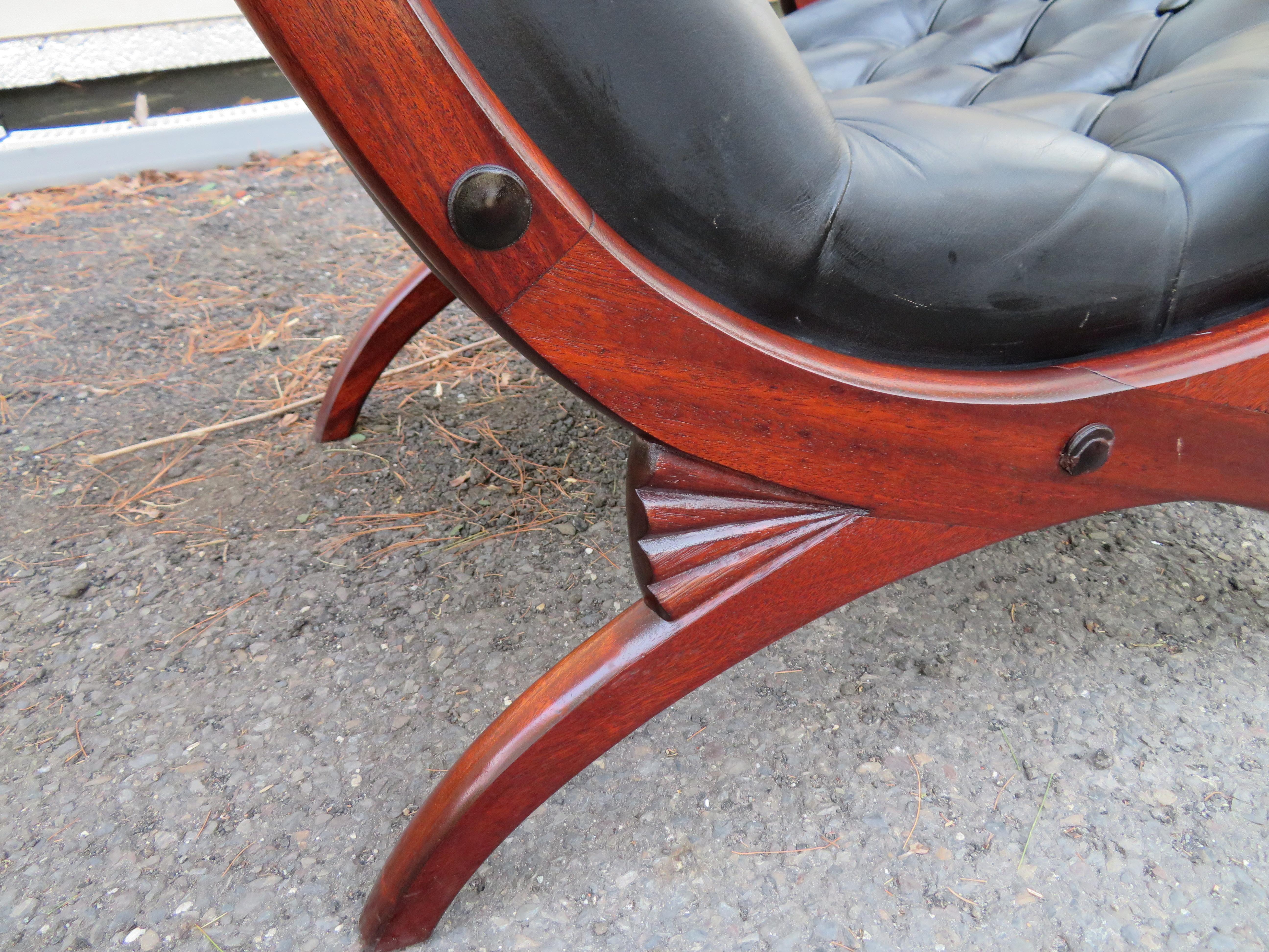Milieu du XXe siècle Ensemble chaise longue et repose-pieds en acajou de style campagne française, mi-siècle moderne en vente