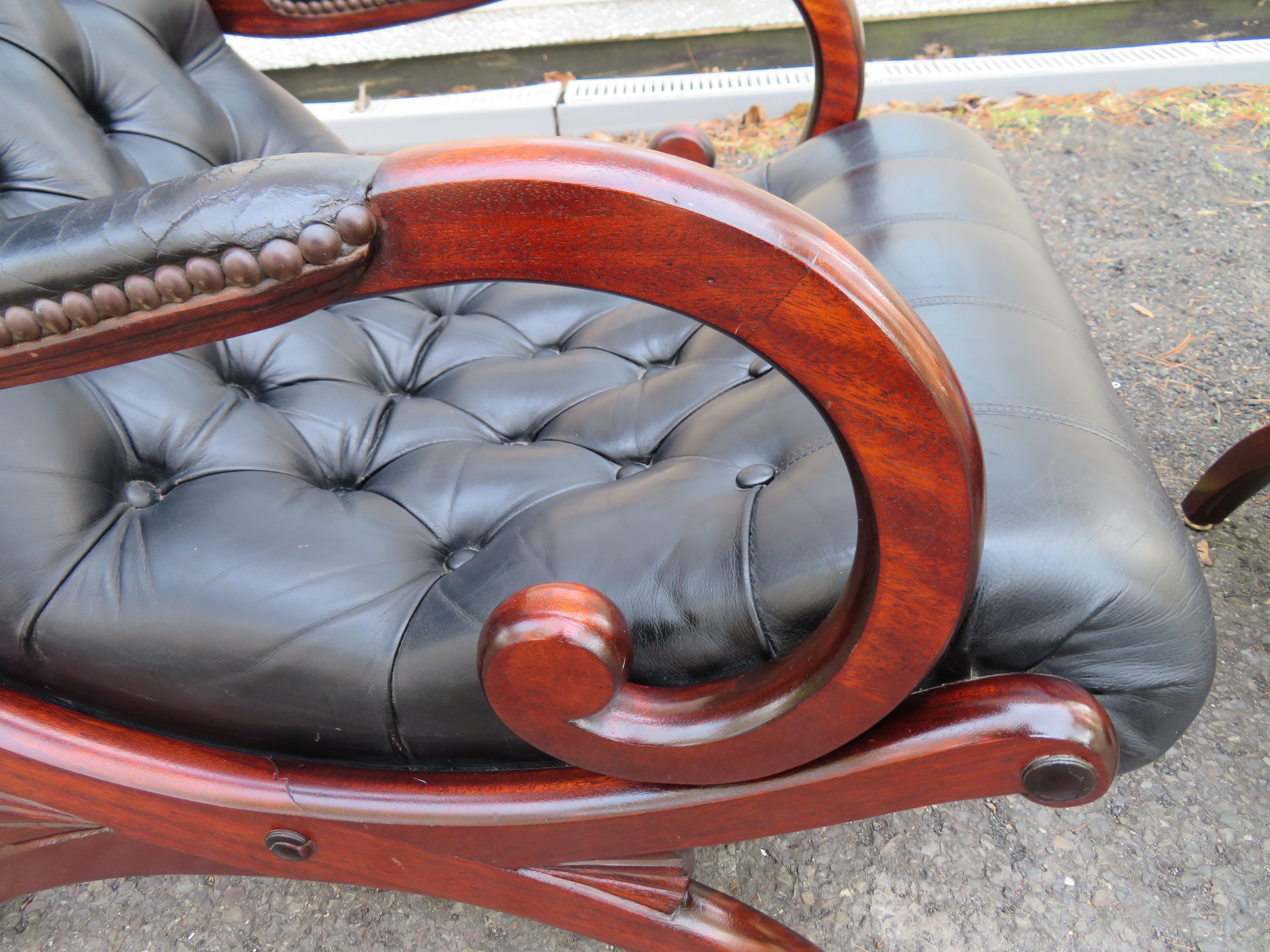 Cuir Ensemble chaise longue et repose-pieds en acajou de style campagne française, mi-siècle moderne en vente
