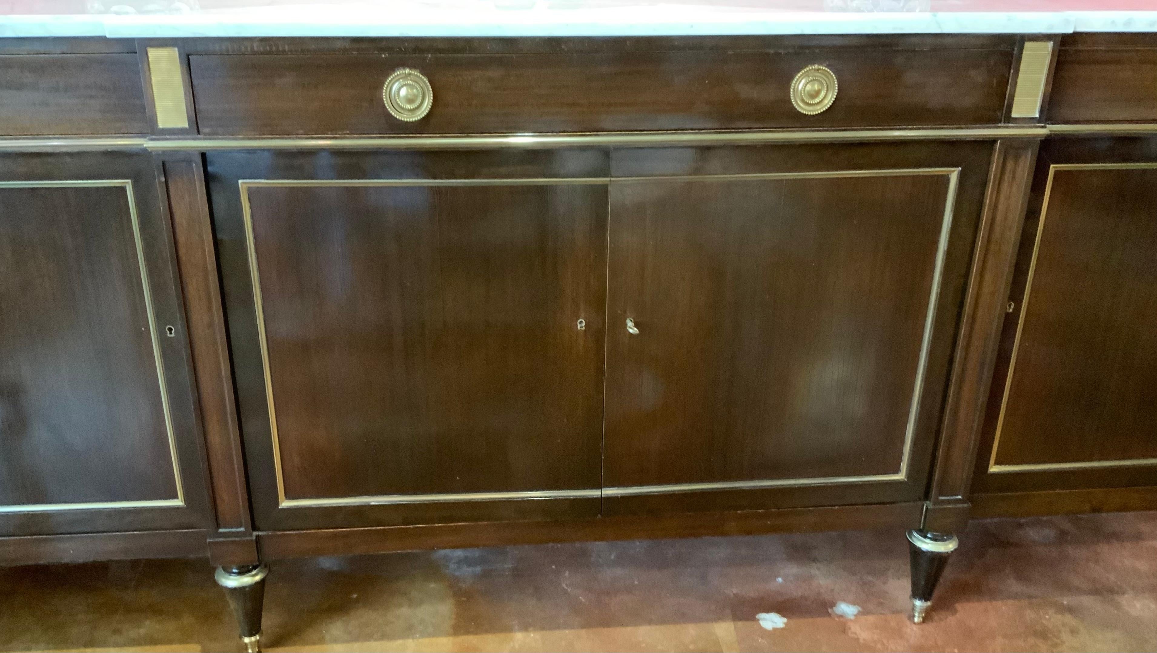 Buffet français de style Louis XVI en acajou avec plateau en marbre blanc en vente 3