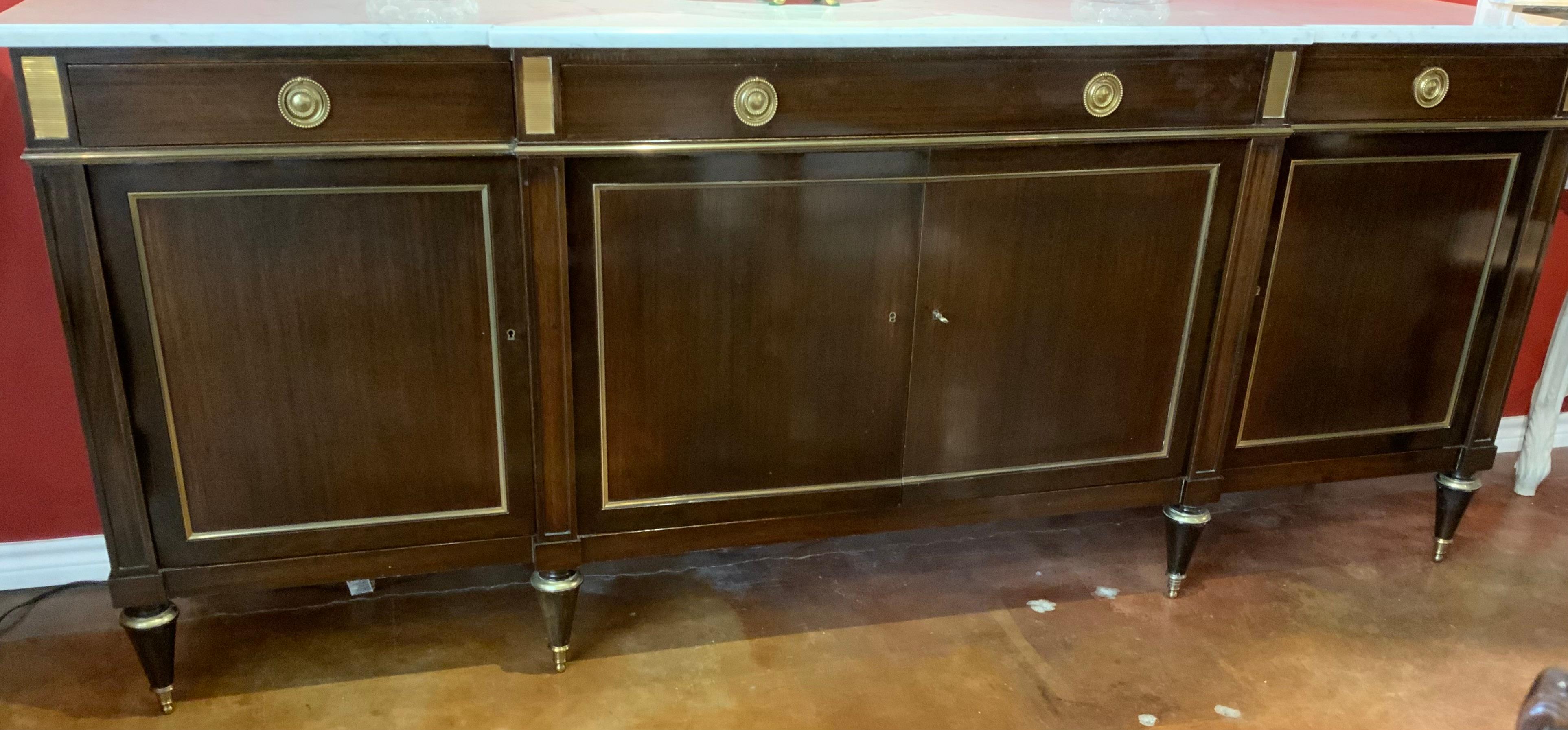 Buffet français de style Louis XVI en acajou avec plateau en marbre blanc en vente 4