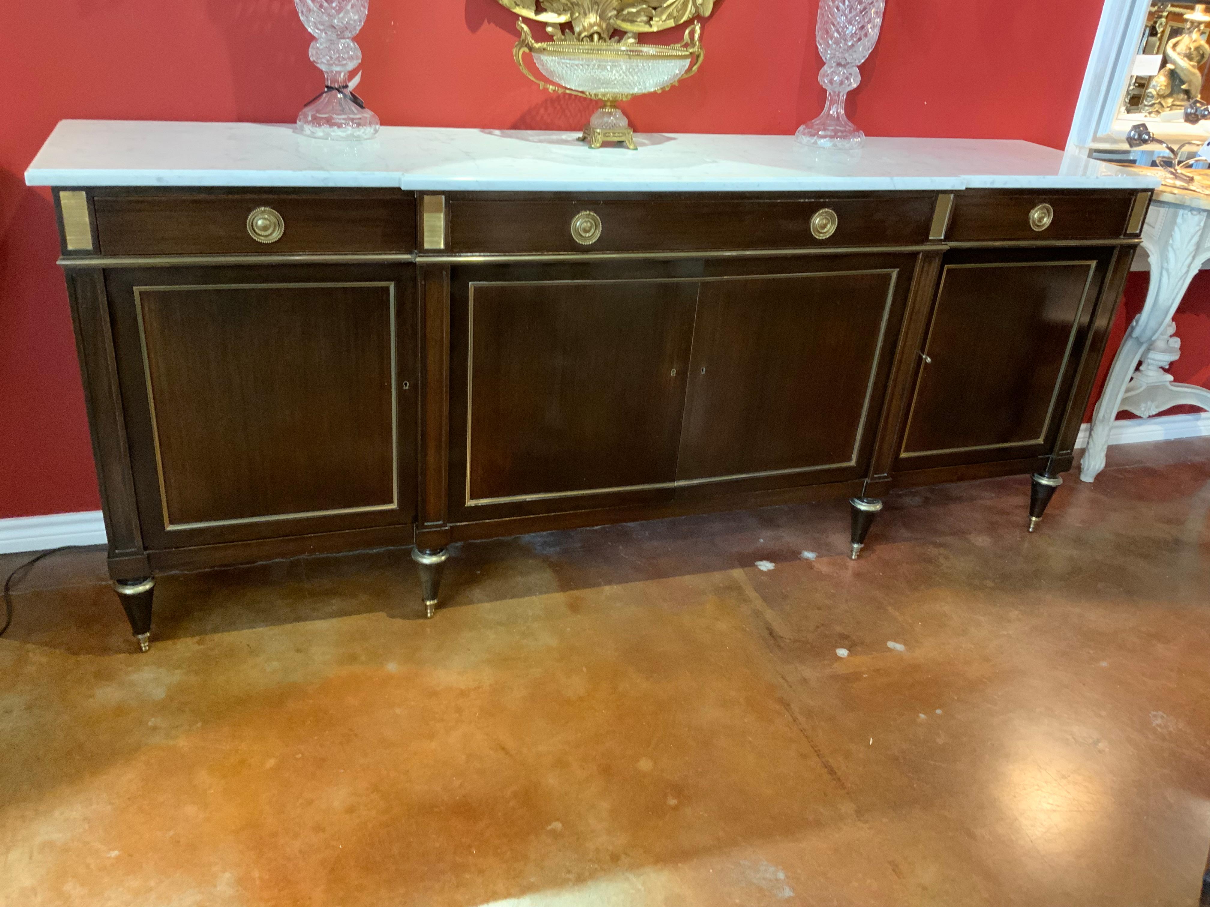 Français Buffet français de style Louis XVI en acajou avec plateau en marbre blanc en vente