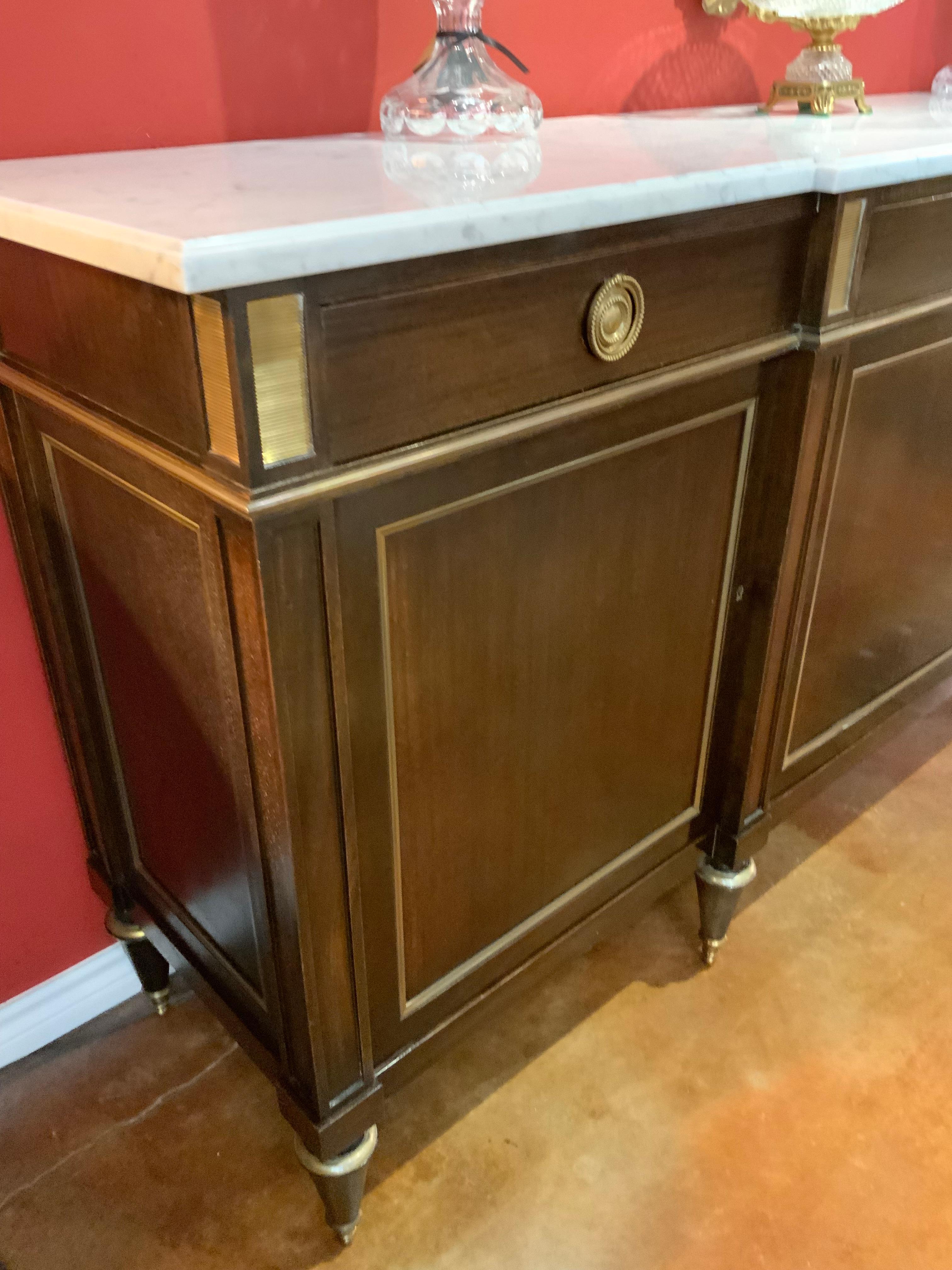 Buffet français de style Louis XVI en acajou avec plateau en marbre blanc Bon état - En vente à Houston, TX