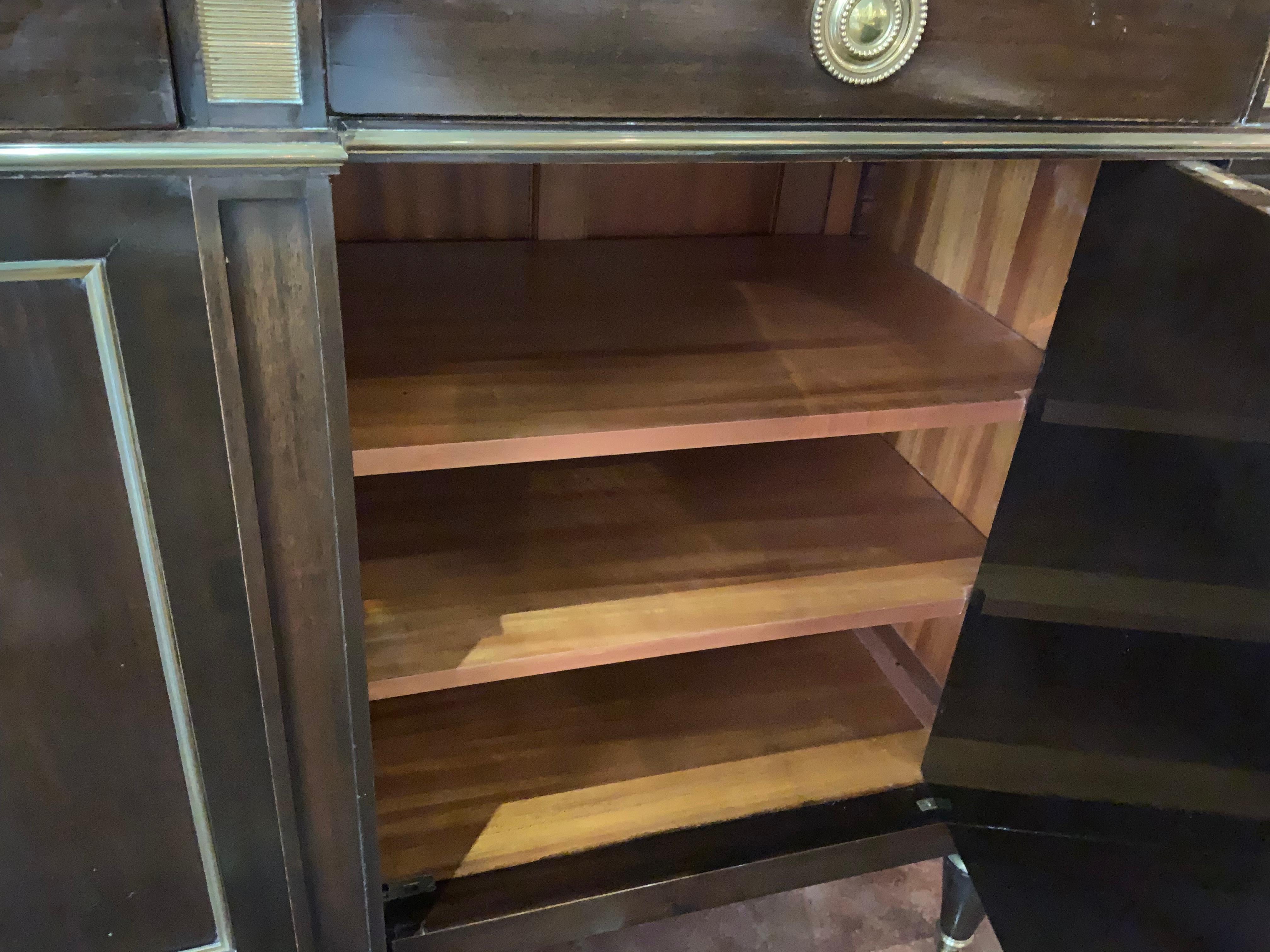 20ième siècle Buffet français de style Louis XVI en acajou avec plateau en marbre blanc en vente