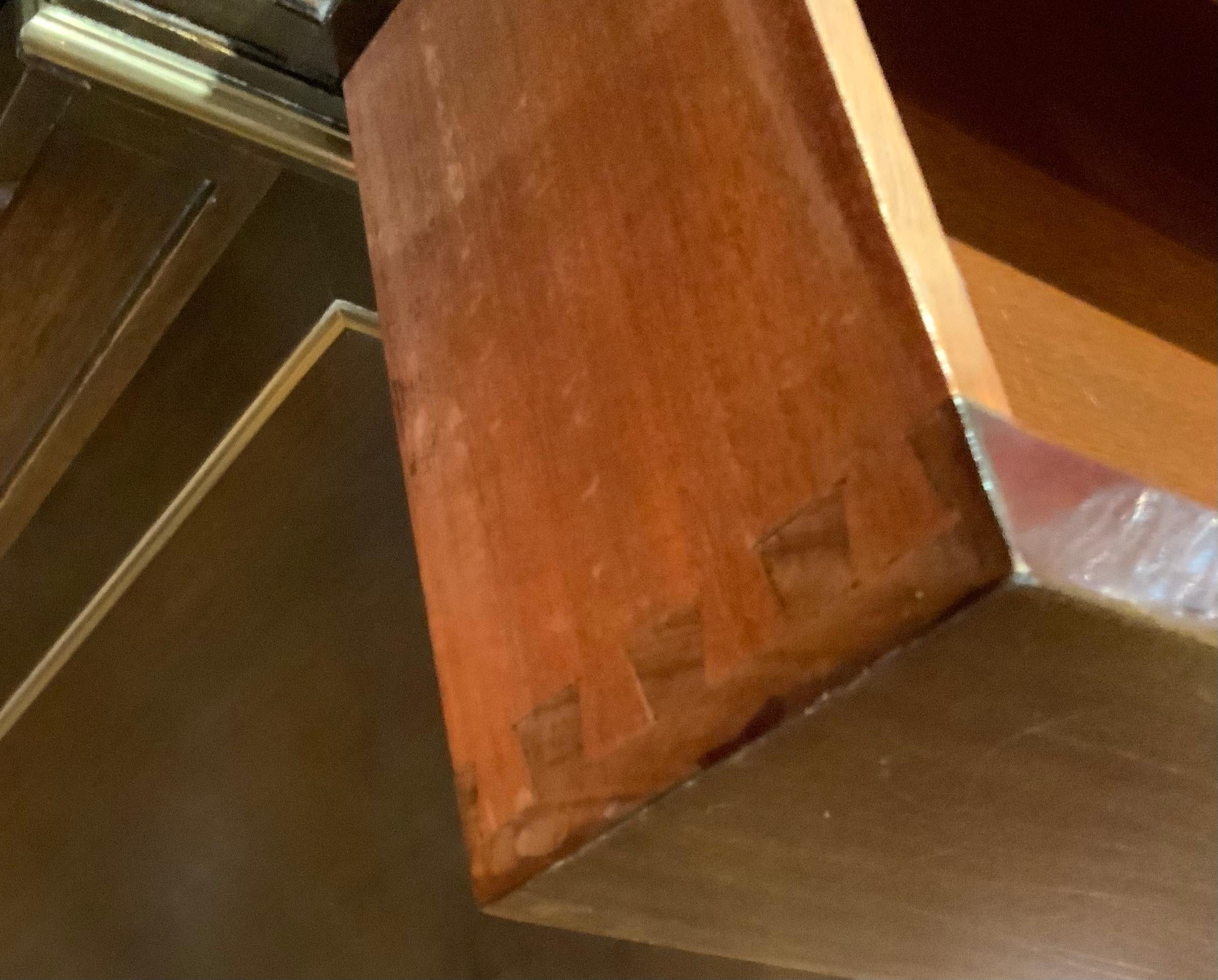 Buffet français de style Louis XVI en acajou avec plateau en marbre blanc en vente 1