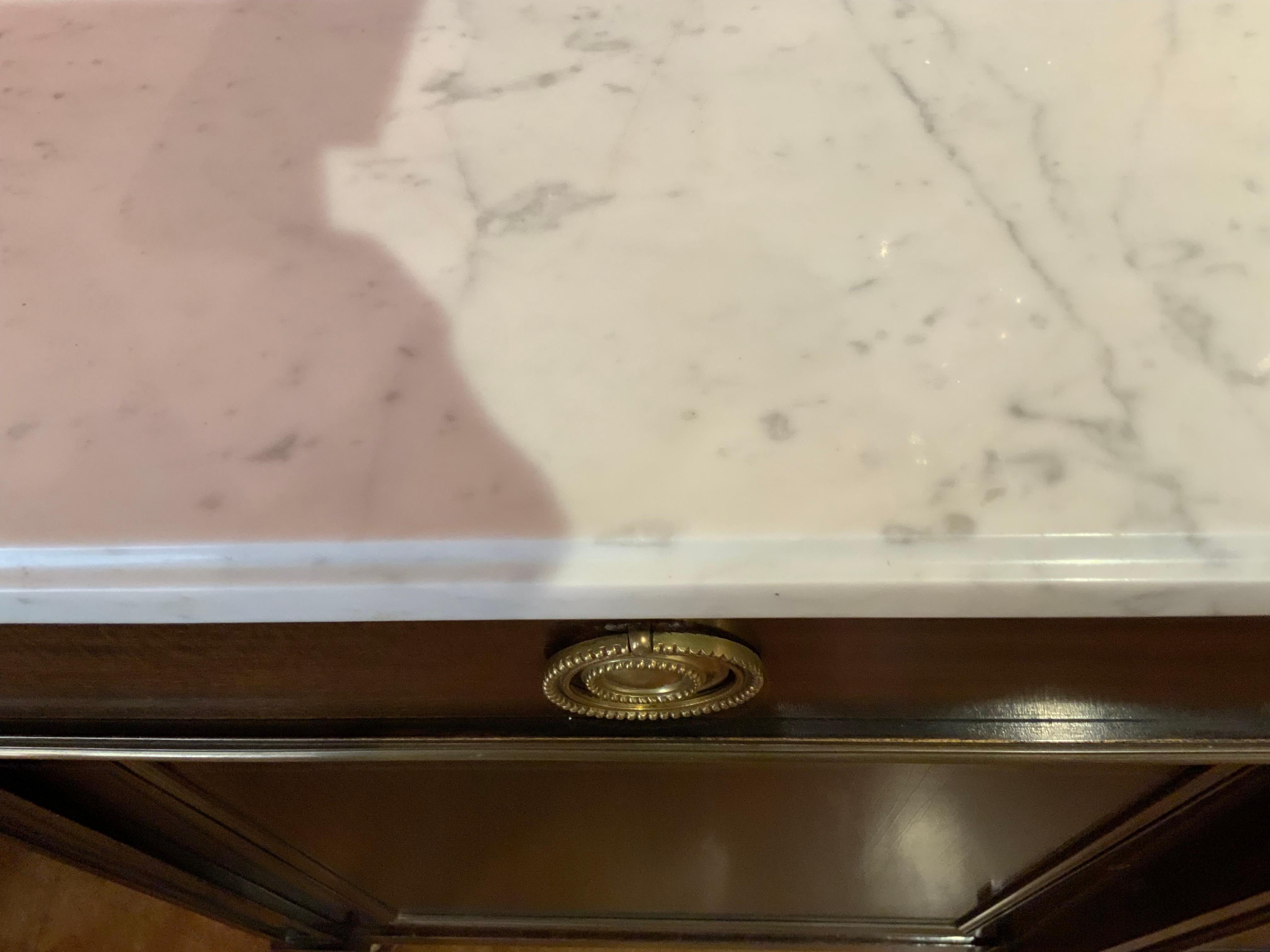 Buffet français de style Louis XVI en acajou avec plateau en marbre blanc en vente 2