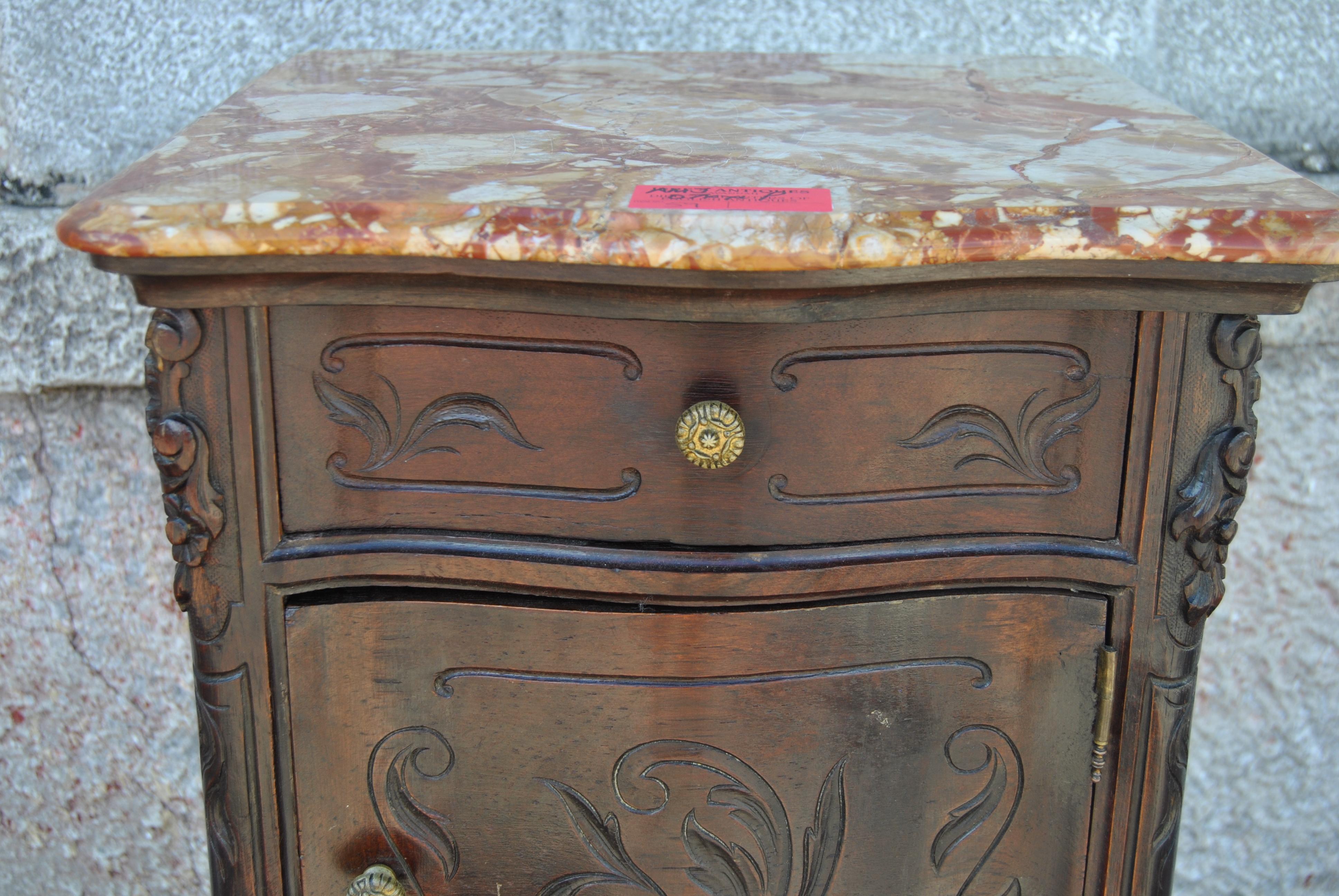 Dies ist ein Nachttisch / Beistelltisch / Schrank in Frankreich gemacht:: um 1900. Es hat eine schöne mehrfarbige Marmorplatte. Alle 4 Seiten der Murmel haben einen schön geformten und profilierten Rand. Die Vorderseite des Schrankes ist