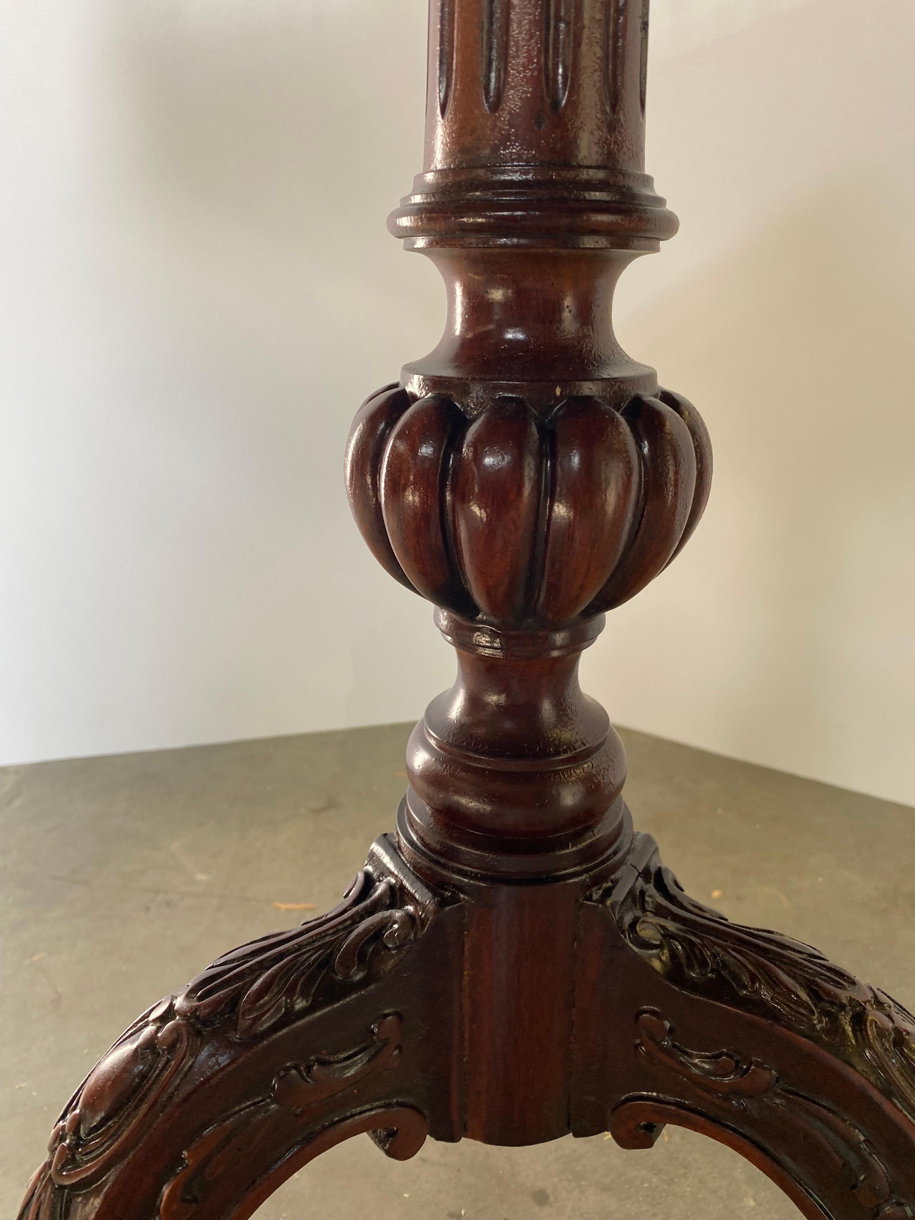 Mahogany Gallery Edge Chippendale Style Tea Side Table  In Excellent Condition For Sale In Lambertville, NJ