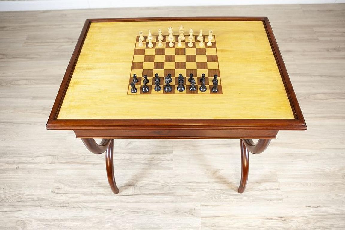 Mahogany Chess and Backgammon Table From the Turn of the 19th and 20th Centuries In Good Condition In Opole, PL