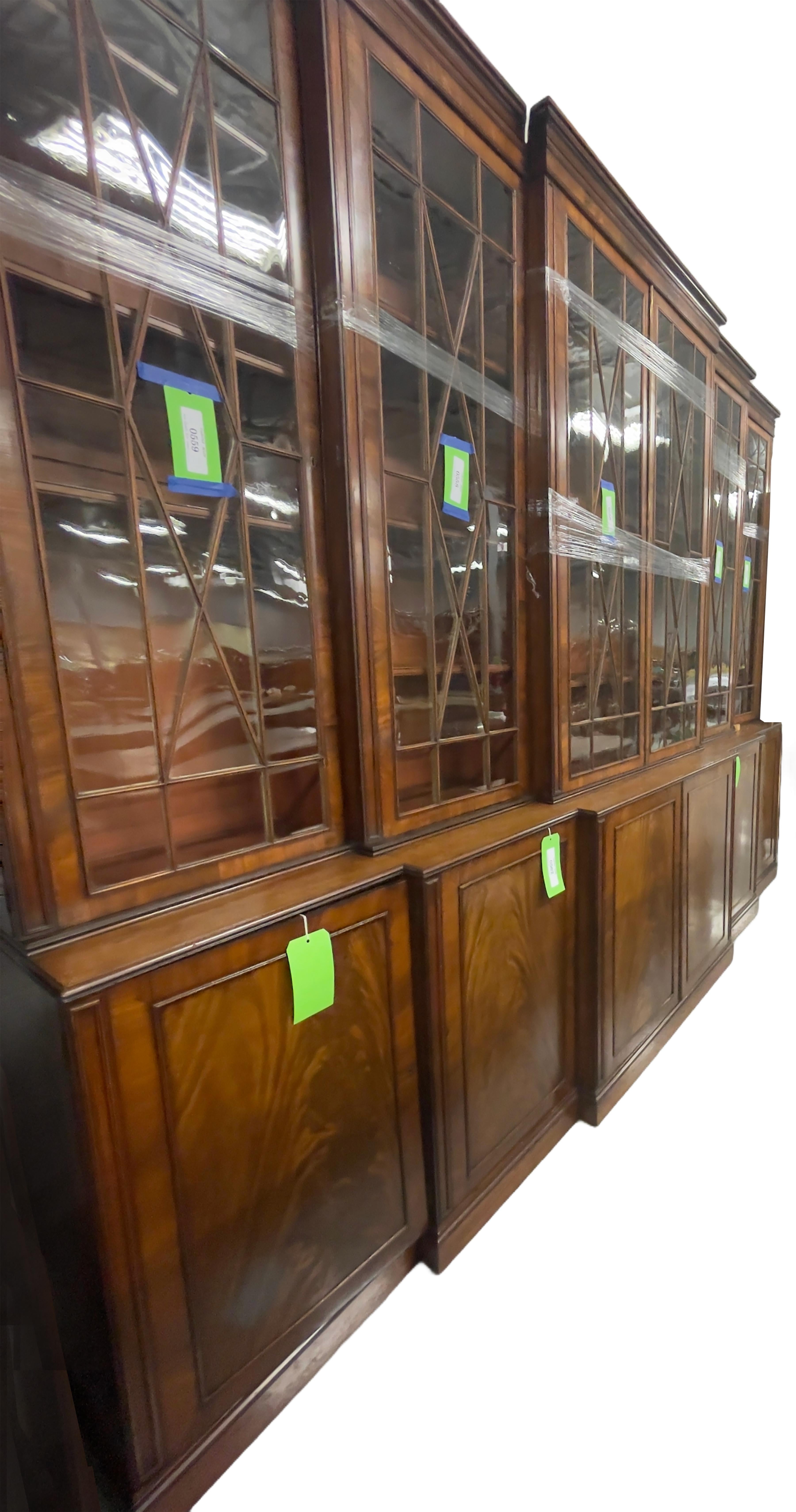 Un monumentale mobile da biblioteca in mogano del periodo George III della fine del XVIII secolo con dettagli sbavati in calde tonalità di marrone. La parte superiore è dotata di ante in vetro intatto electang con una dettagliata lavorazione a