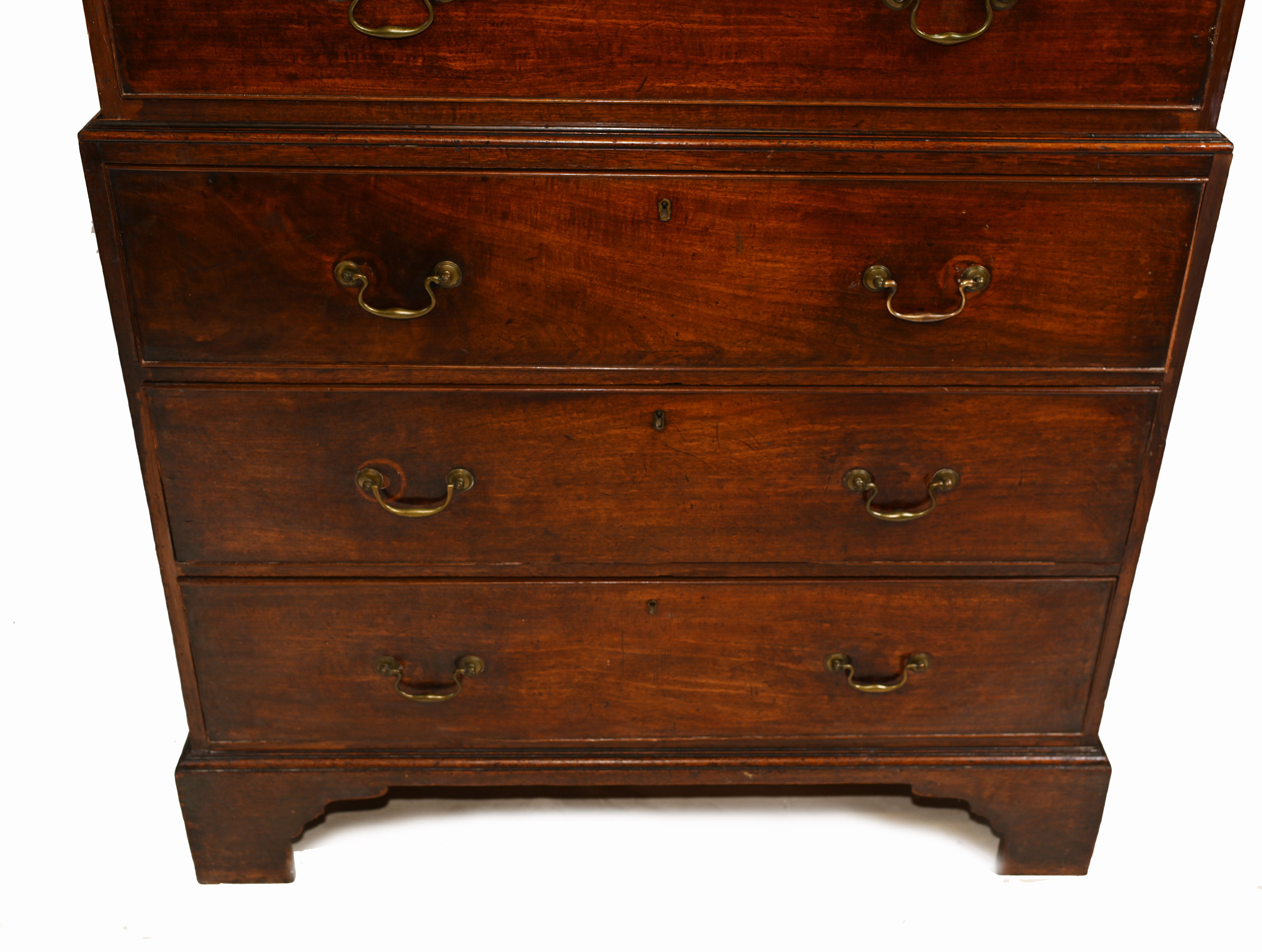 A mahogany Georgian chest on chest with orignal drop handles terminating on bracket feet.
Comes in two parts so can be moved around easily
Circa 1820 on this fine piece of English furniture
Great patina to the wood.


 