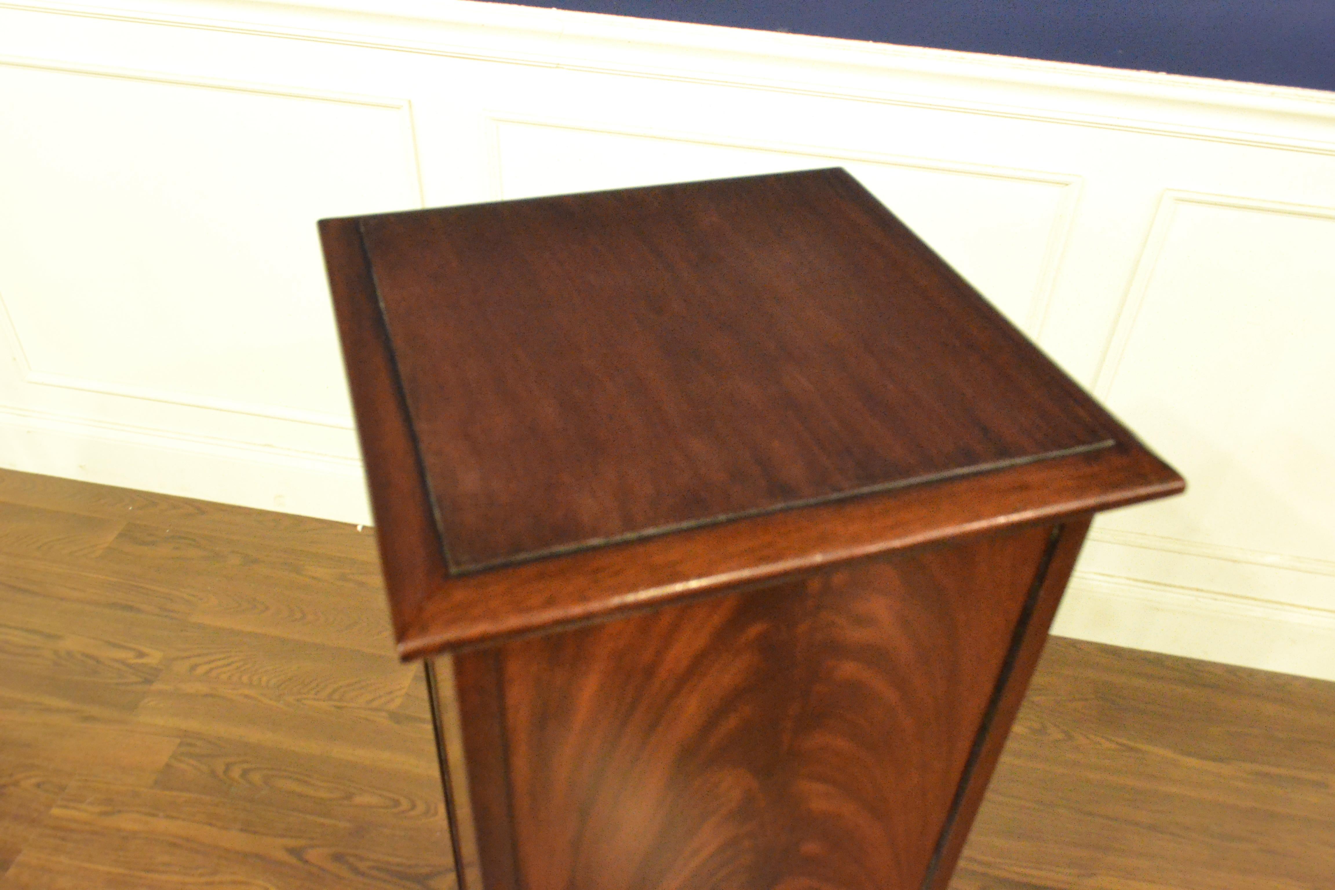 Mahogany Georgian Style Display Pedestal by Leighton Hall In New Condition For Sale In Suwanee, GA