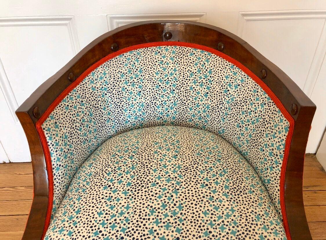 Vasca tedesca Biedermeier in mogano con schienale Bergére In condizioni buone in vendita a Charleston, SC