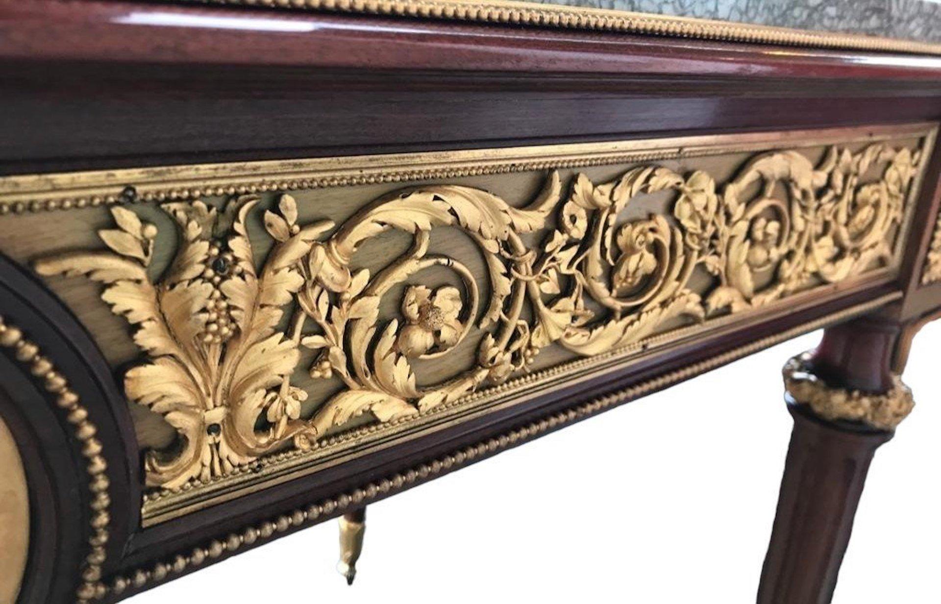 Français Table centrale en acajou, bronze doré et marbre, période Napoléon III  en vente