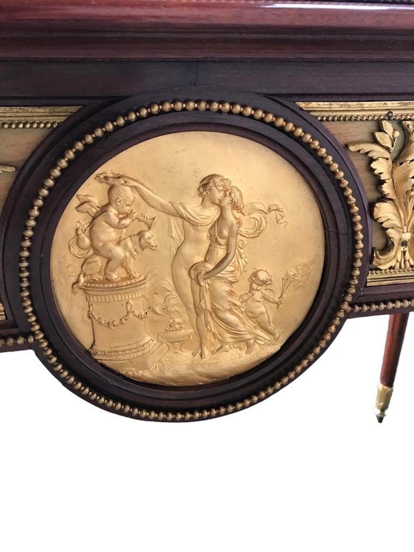 XIXe siècle Table centrale en acajou, bronze doré et marbre, période Napoléon III  en vente