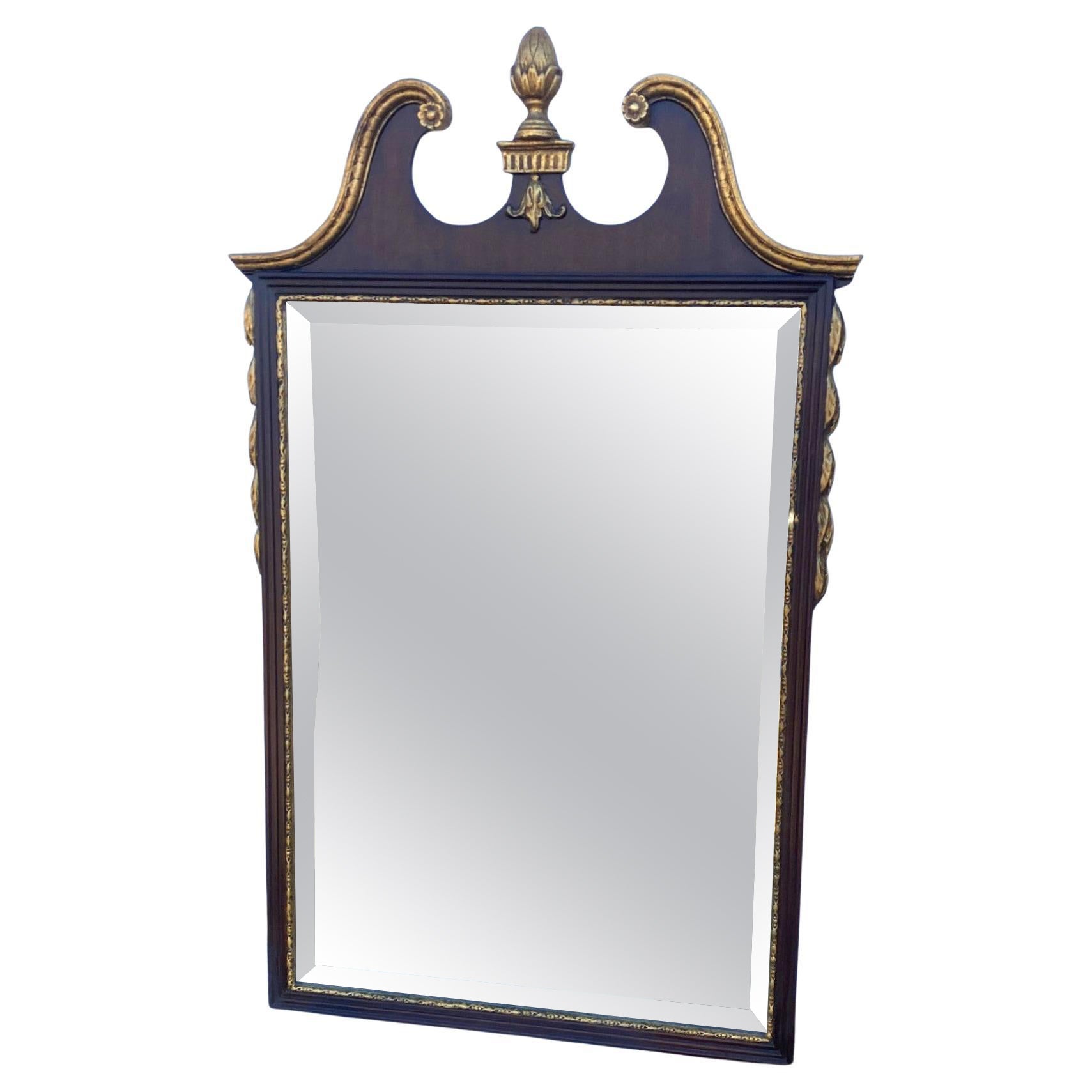 Miroir rectangulaire en acajou et doré avec décor doré sculpté et verre biseauté en vente