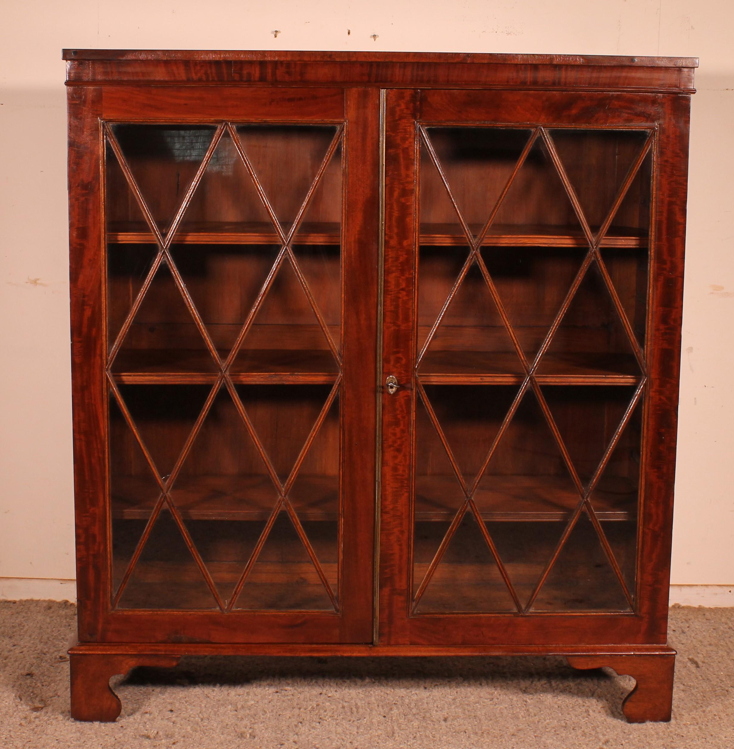 Lovely little mahogany display cabinet or glazed bookcase from the beginning of the 19th century of very good quality

Very beautiful English work in mahogany which stands out by its good quality and its two glazed doors with a brass rod in the