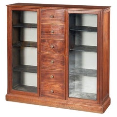 Glasiertes Mahagoni-Bücherregal mit Schubladen