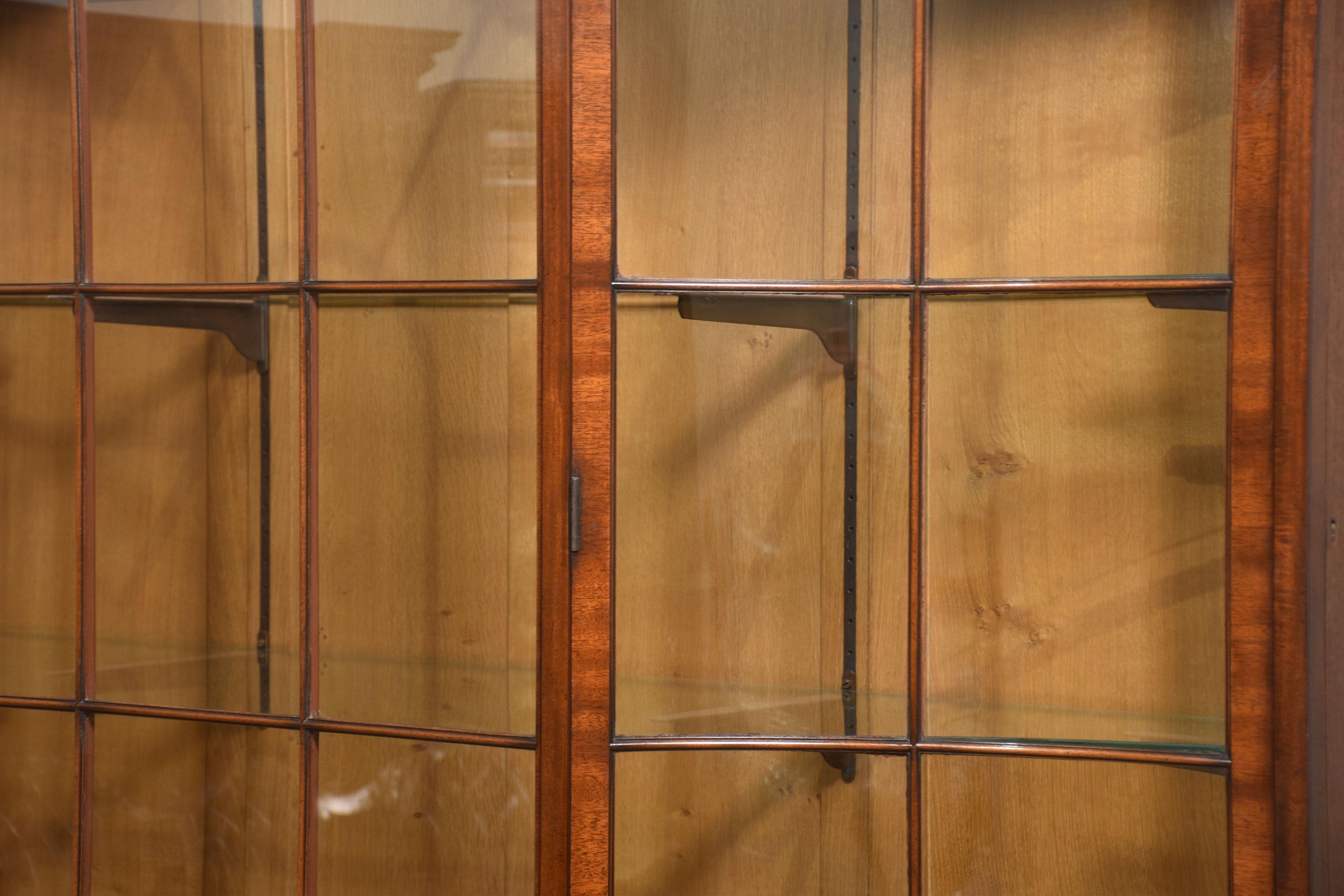 Vitrina acristalada de caoba en venta 9
