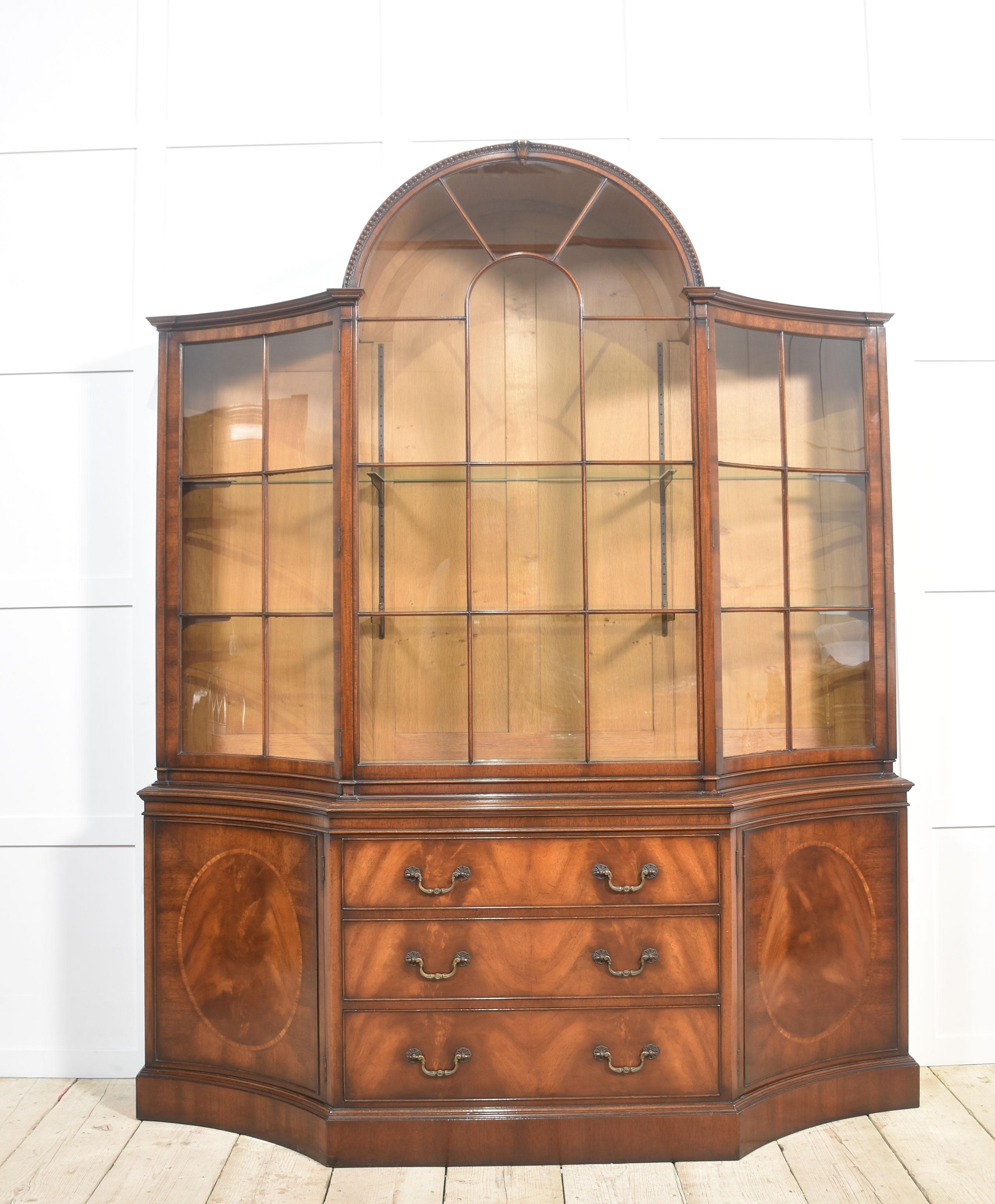 Vitrina acristalada de caoba en venta 1