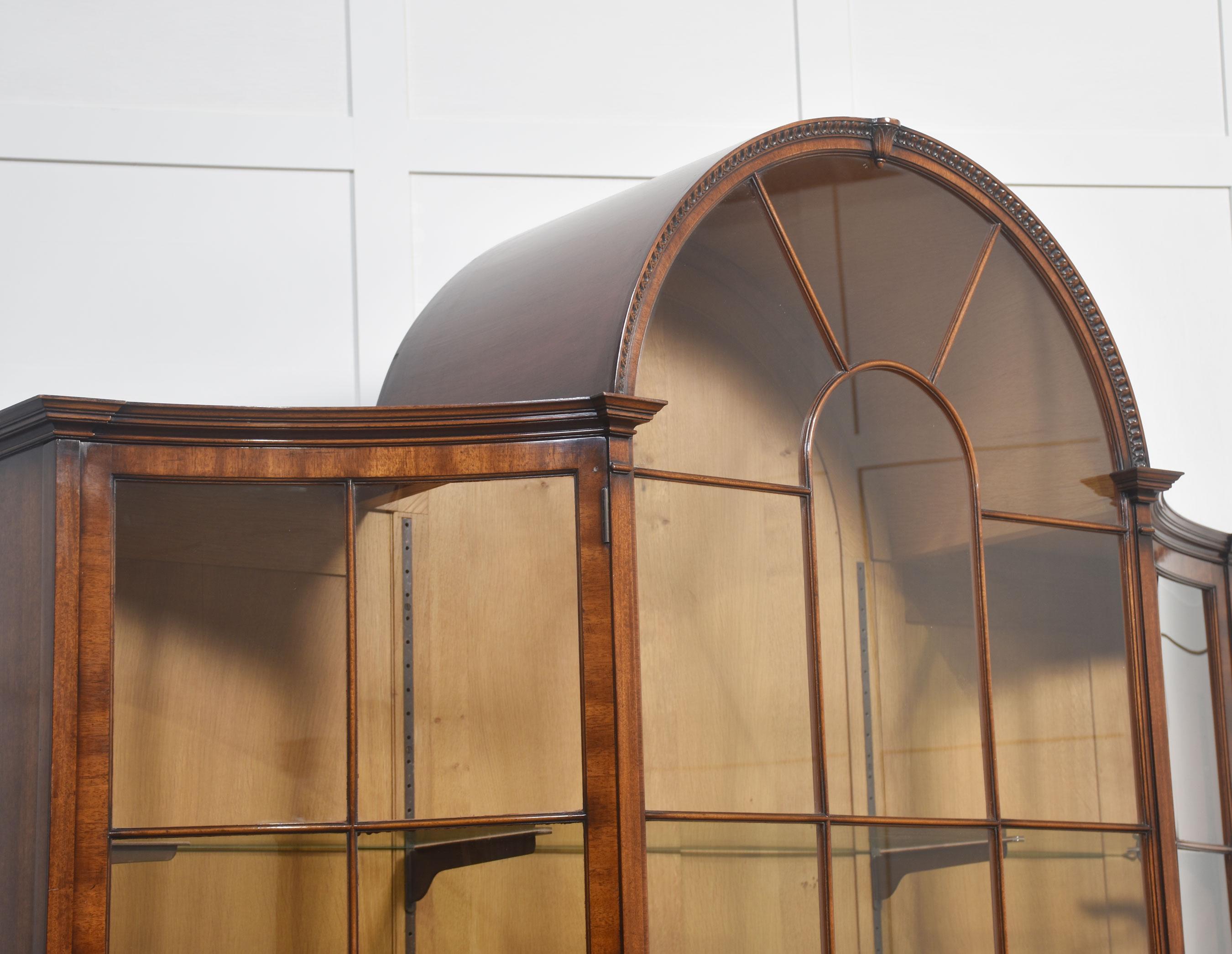 Vitrina acristalada de caoba en venta 2