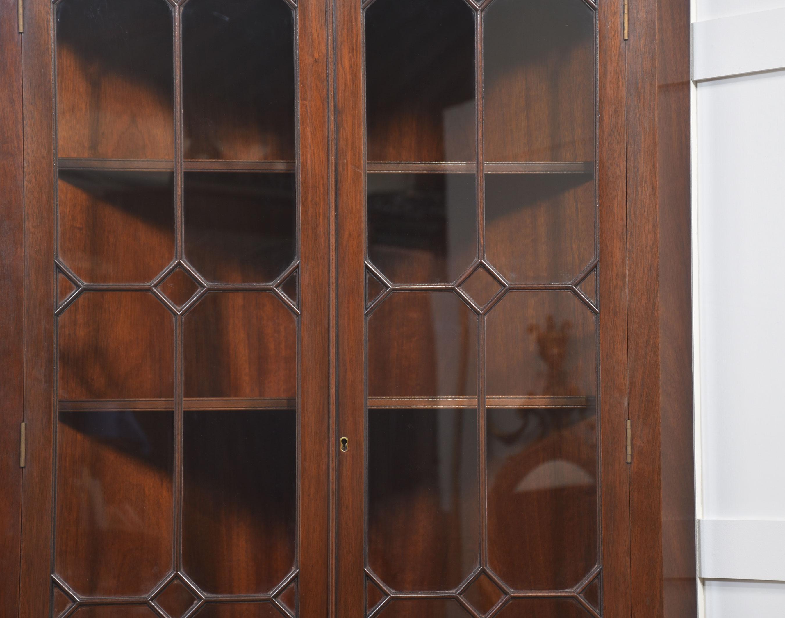 Armario esquinero acristalado de caoba en venta 1