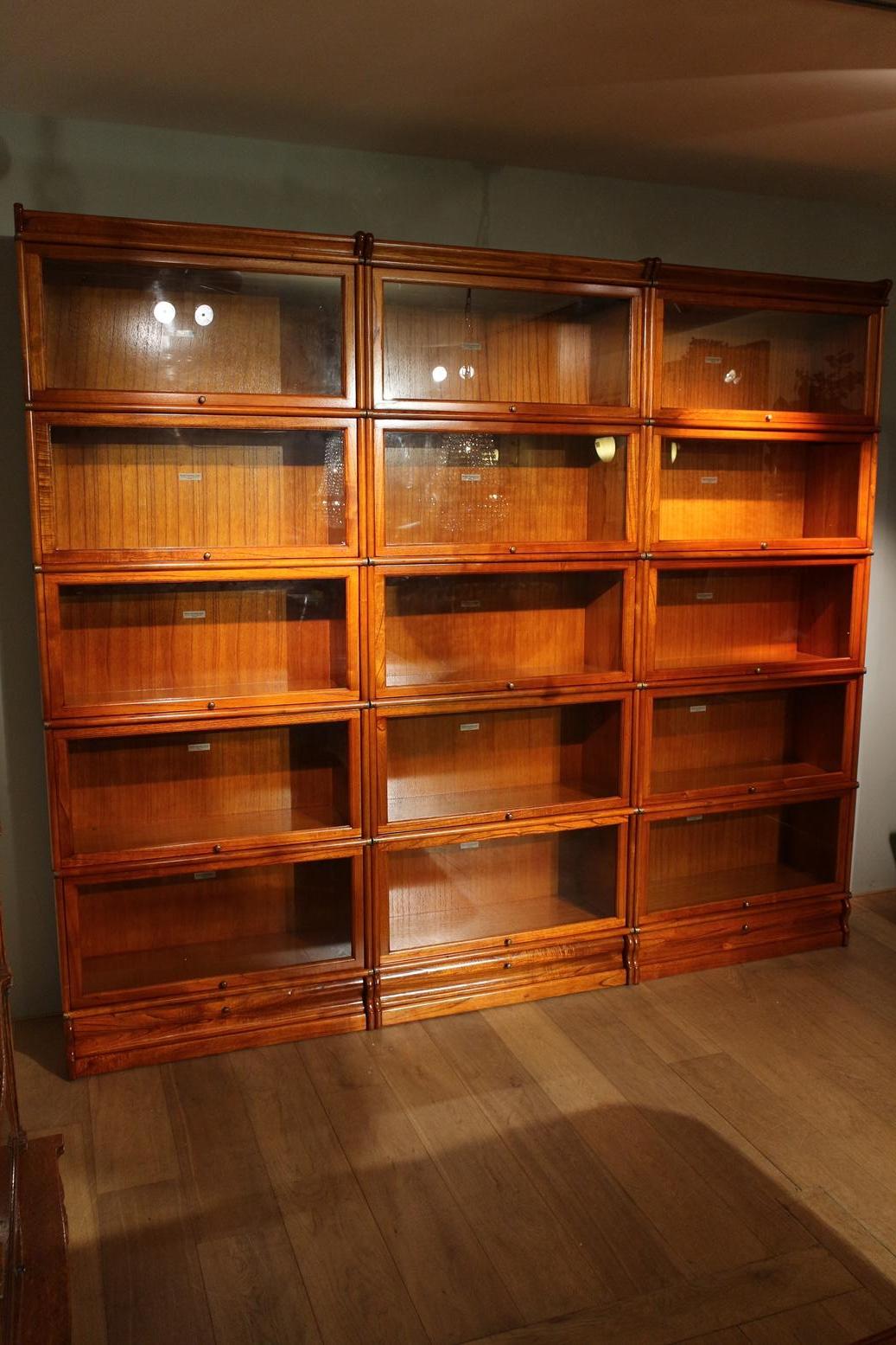 Beautiful new mahogany Globe Wernicke bookcase consisting of 15 stackable parts that fit filebinders. This concerns new Globe Wernicke bookcases in a light mahogany version.
Size: Br. 258cm, D. 35cm, H. 222cm
Internal dimensions of the parts D.