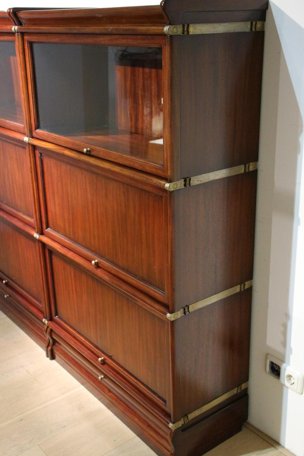 Beautiful new mahogany globe Wernicke bookcase. They are all large parts in which files can fit. And thanks to the closed panels, it is ideally suited for storing files. But also large books go in. Cabinet consists of 6 stackable parts, 2 plints