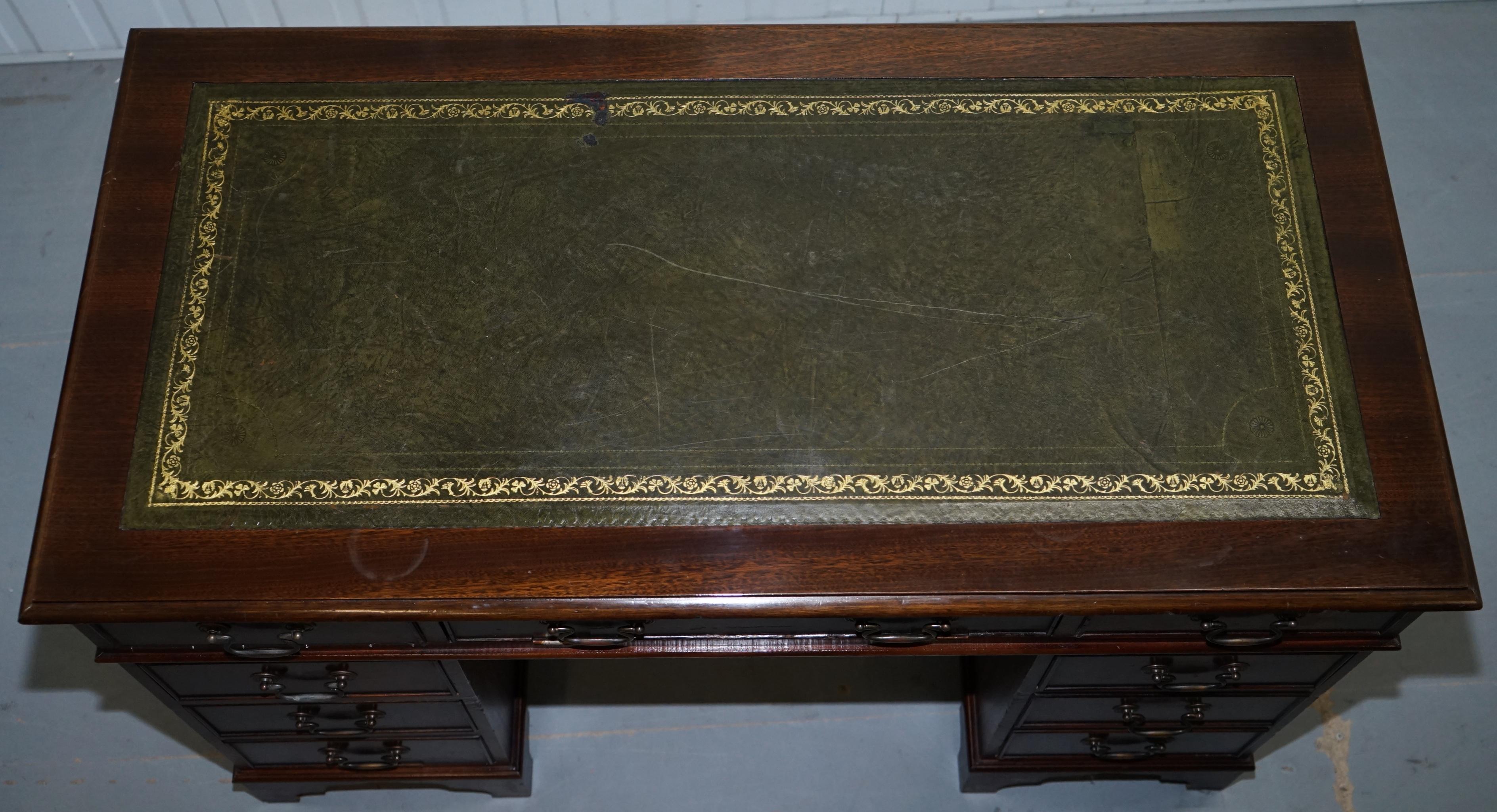 Madera dura  & Escritorio Partner de piel verde con estante deslizante para teclado Pedestal doble Inglés en venta
