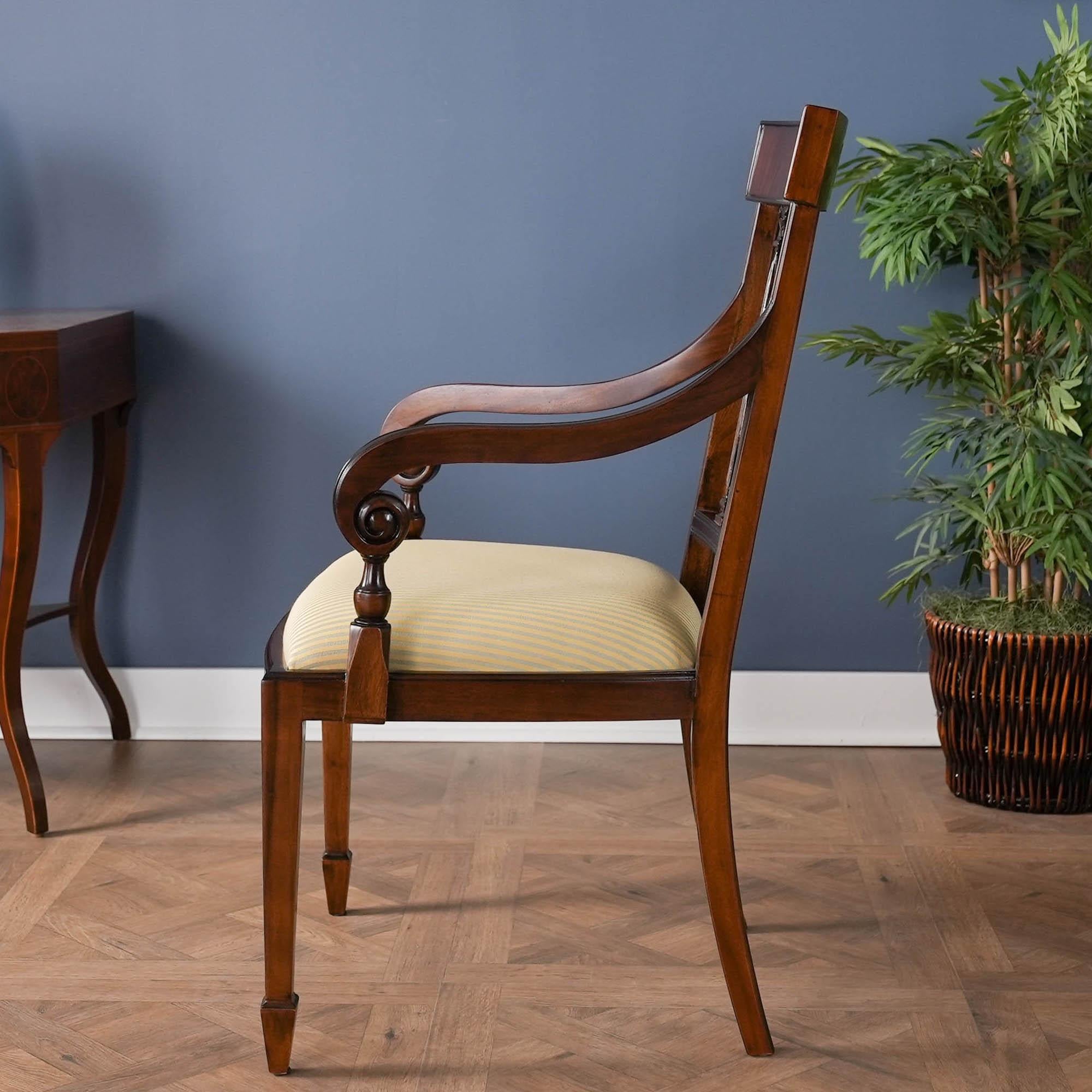 Sculpté à la main Chaises Hepplewhite en acajou, ensemble de 10 pièces en vente