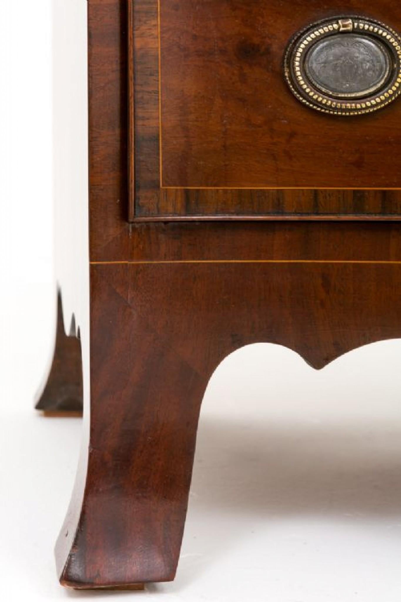 Cassettiera a serpentina in mogano con influenze Hepplewhite.
In piedi su piedi divaricati con un grazioso grembiule sagomato. Circa 1910
Ognuno dei cassetti graduati rivestiti in Oak (notare le sottili code di rondine) ha una bordatura in