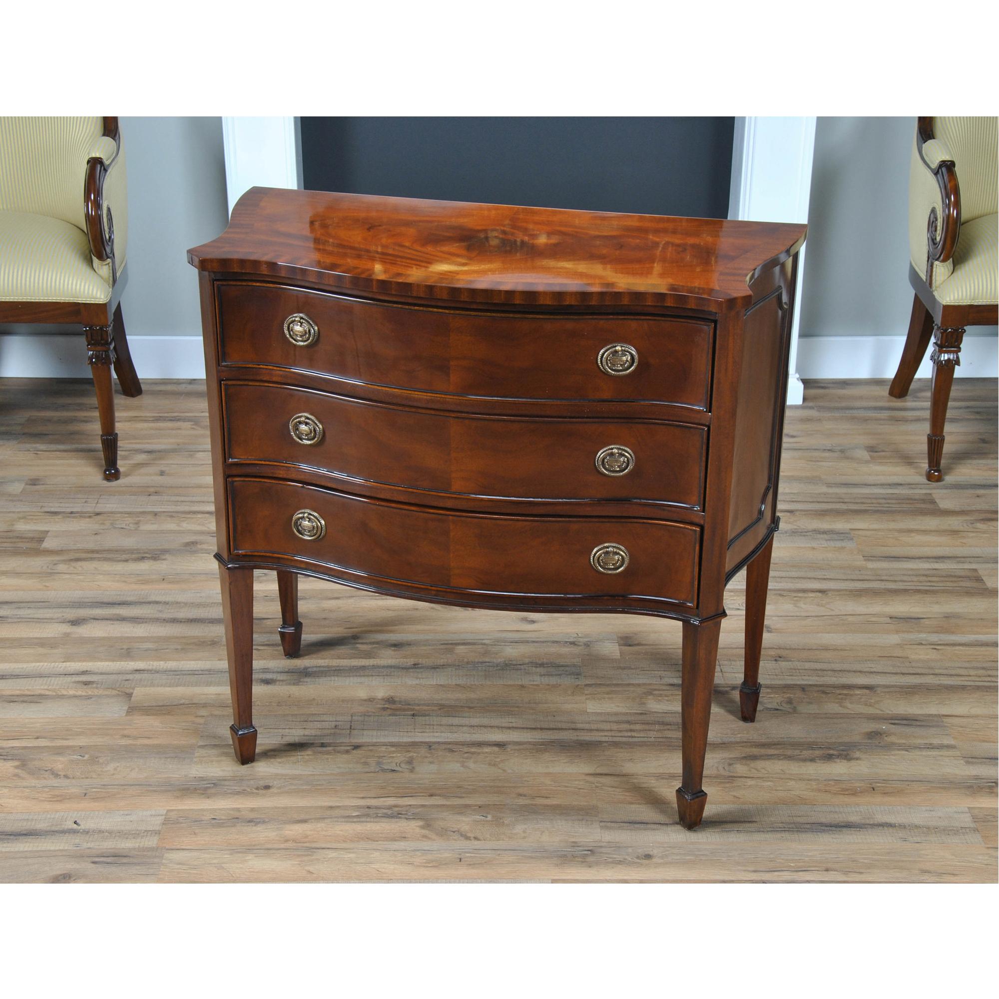 An excellent quality Mahogany Hepplewhite Chest with serpentine shaped front, dovetailed drawers and solid brass handles. Produced with fine grain mahogany solids and great quality veneers our Mahogany Hepplewhite Chest is both decorative and