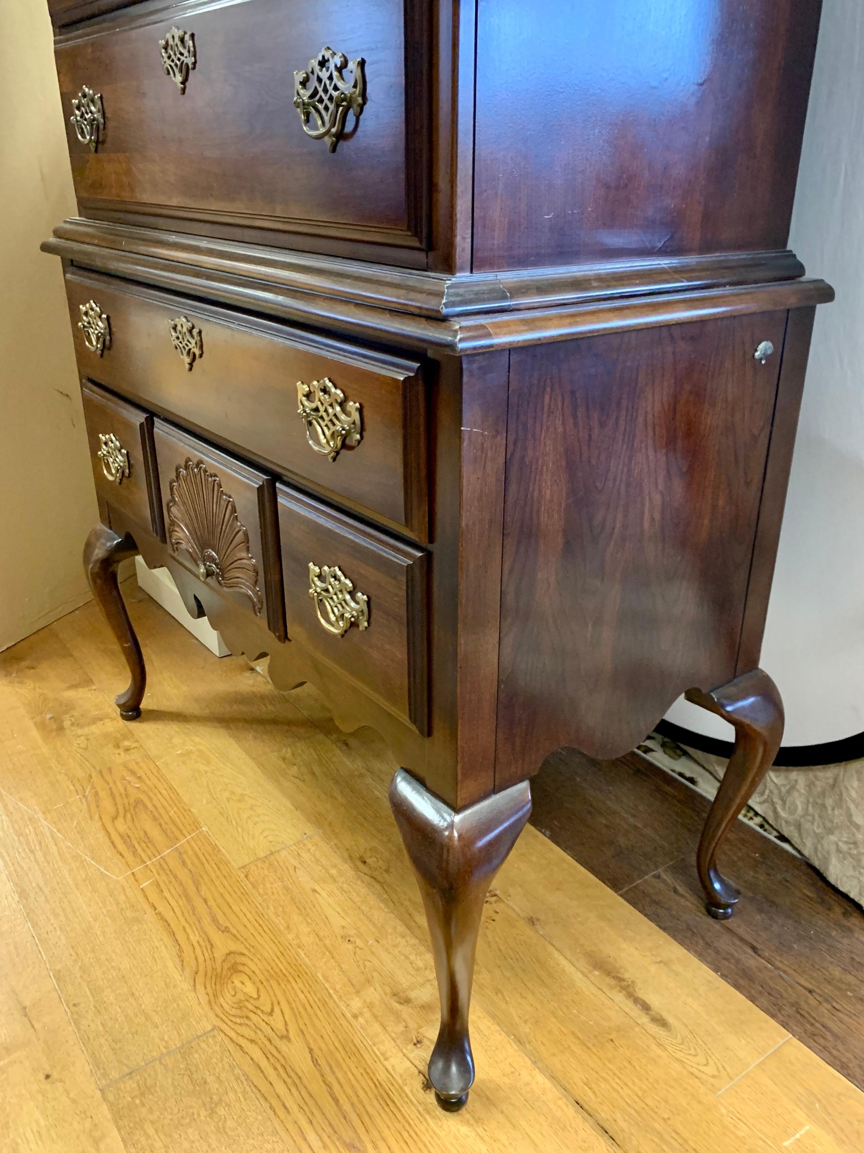 Elegant mahogany wood nine-drawer highboy, circa 1980s. Comes in two pieces, a top and a bottom.
All drawers open and close smoothly.