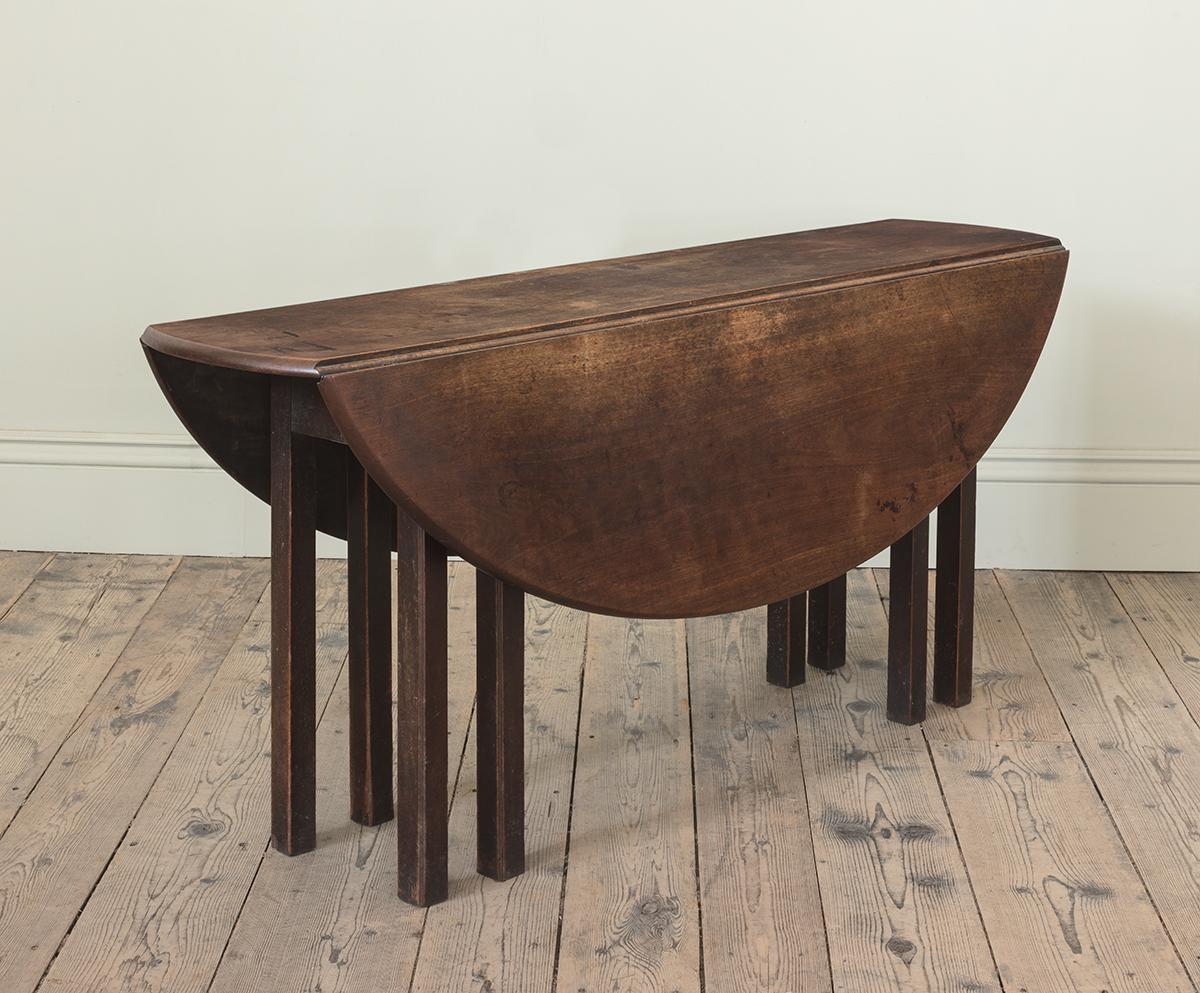 English Mahogany Hunt Table of Smaller Proportions, 18th Century For Sale