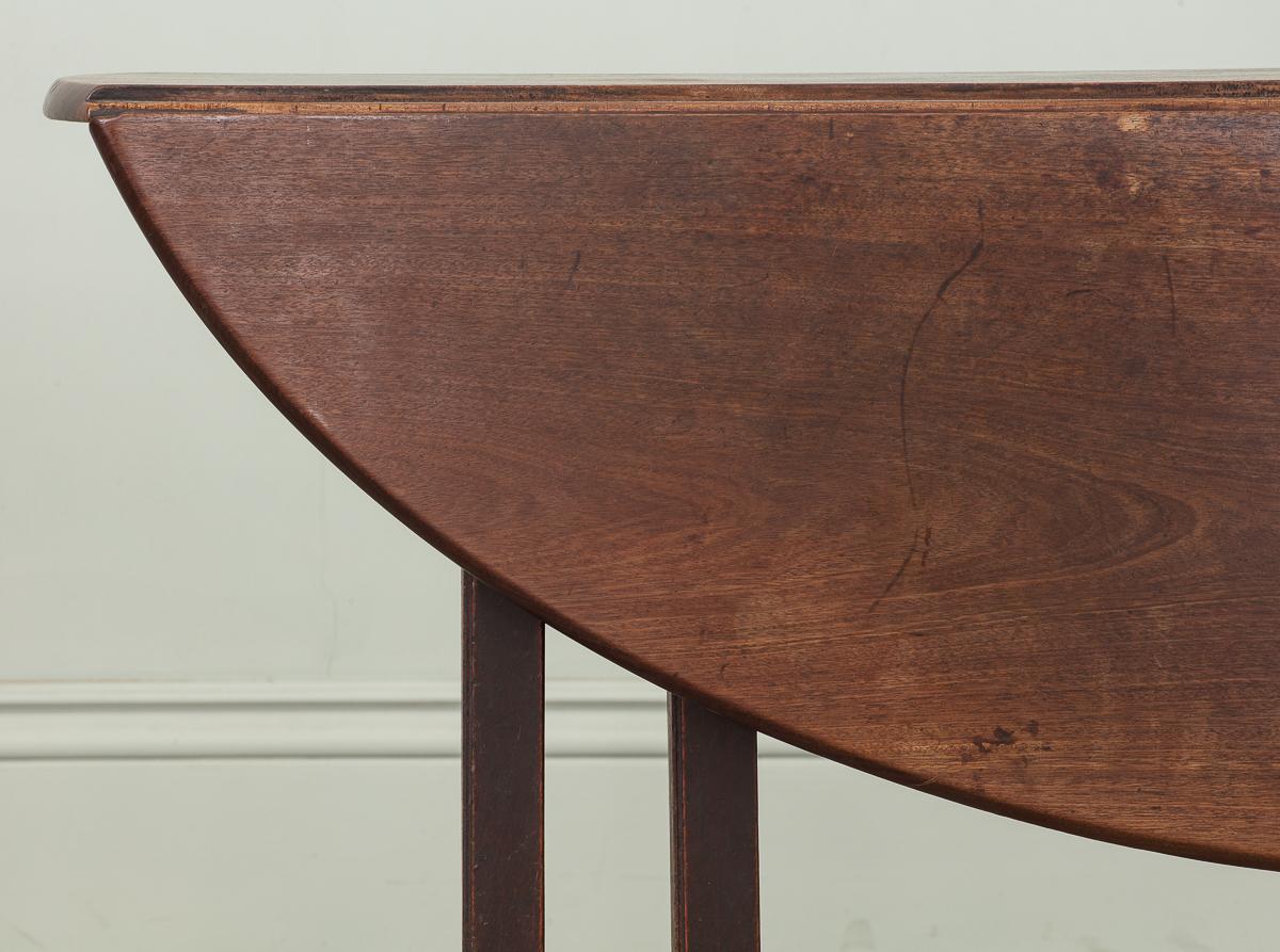 Mahogany Hunt Table of Smaller Proportions, 18th Century In Good Condition For Sale In London, GB