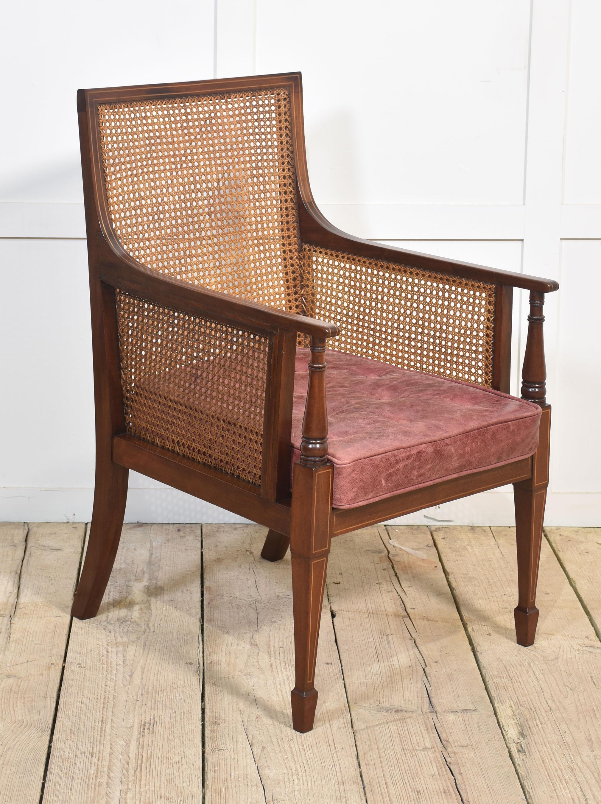 Poltrona Bergere del XIX secolo, con struttura in mogano massiccio e intarsi a righe. Lo schienale e la seduta sono in bergere con cuscino in pelle rimovibile. Si erge su gambe anteriori affusolate che terminano con piedi a vanga.
Dimensioni
Altezza