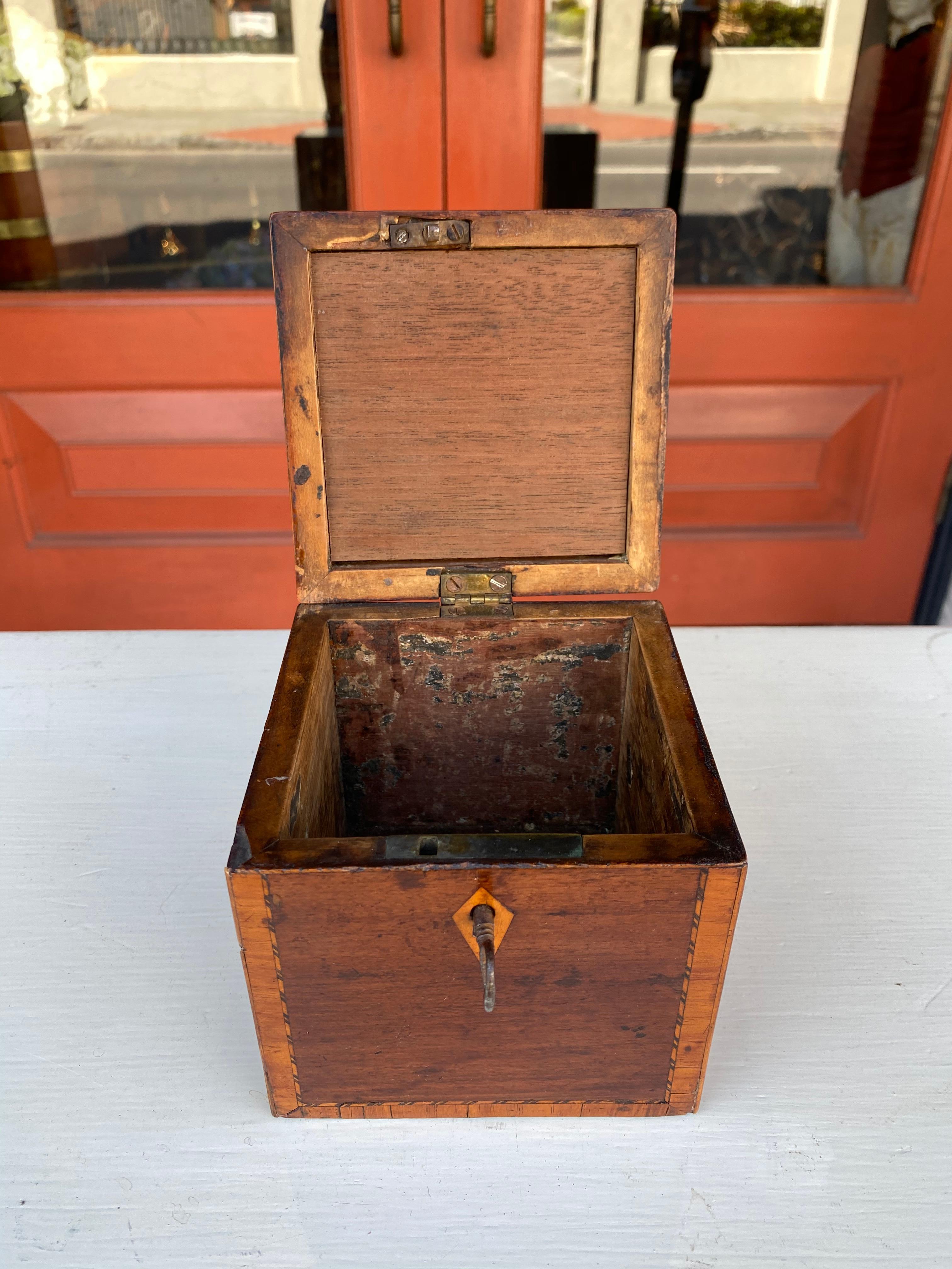 Mahogany inlaid cube tea caddy with key early 19th century In Good Condition In Charleston, SC