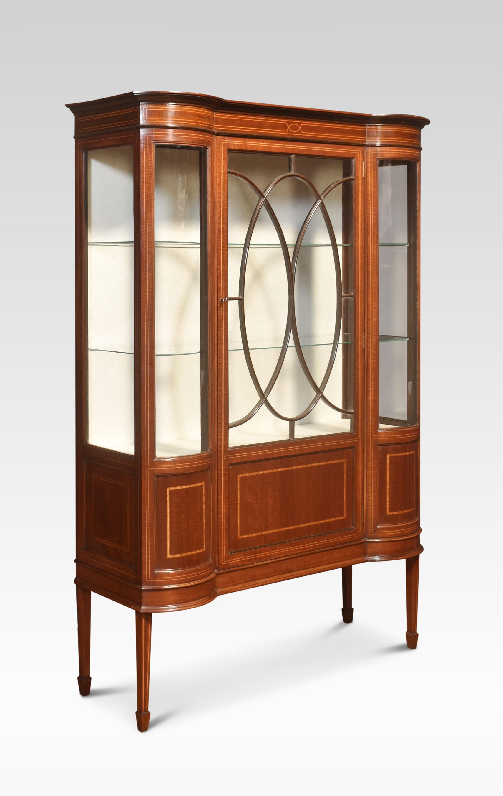 Mahogany inlaid display cabinet In Good Condition In Cheshire, GB