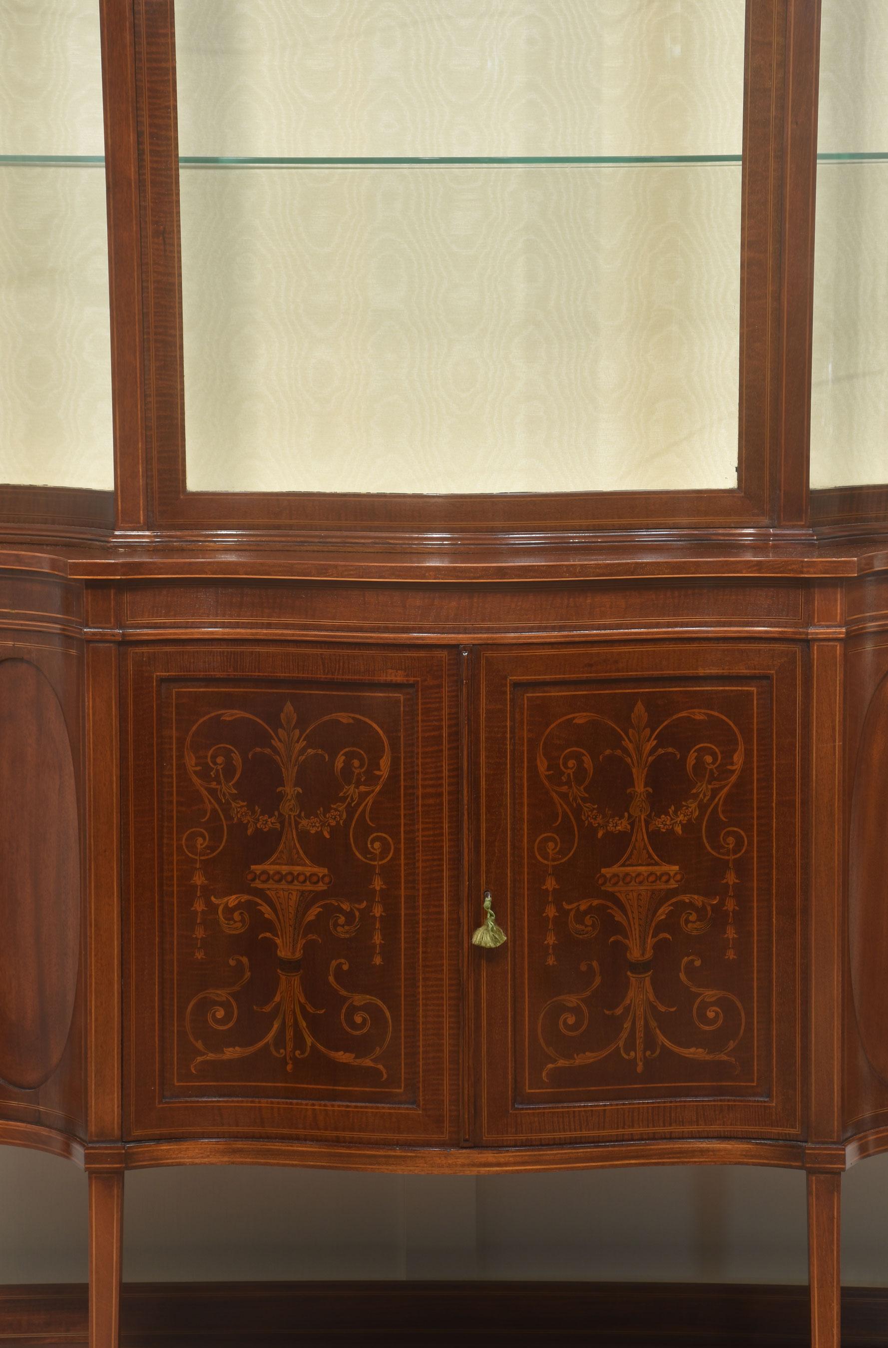 Mahogany inlaid display cabinet In Good Condition For Sale In Cheshire, GB
