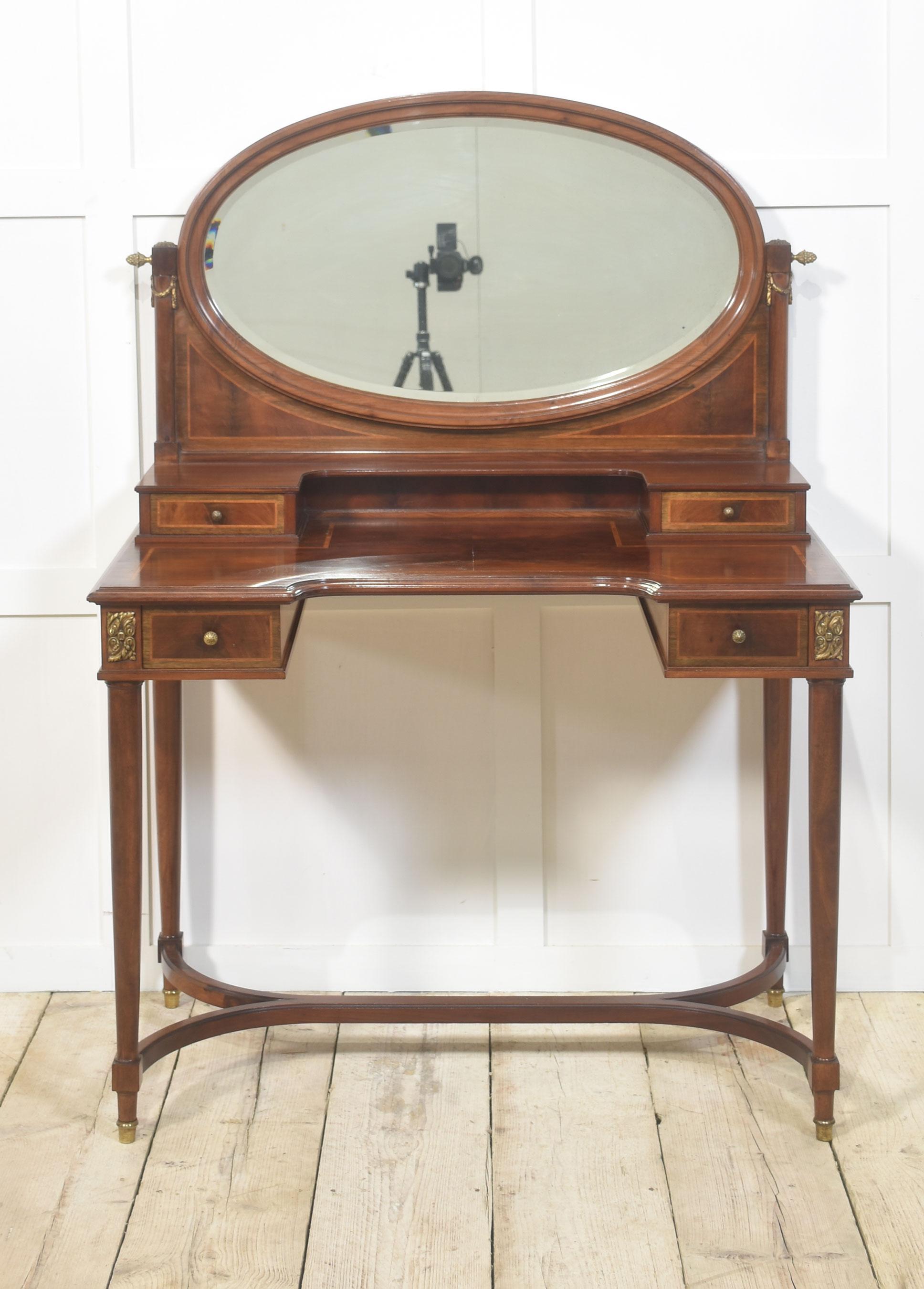 British Mahogany inlaid dressing table For Sale