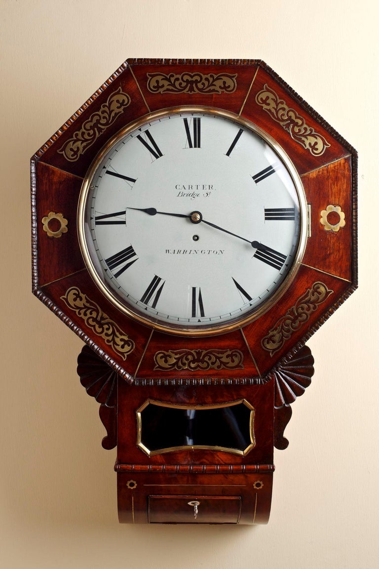 Horloge murale anglaise à cadran fusée en acajou incrusté de Carter of  Warrington En vente sur 1stDibs