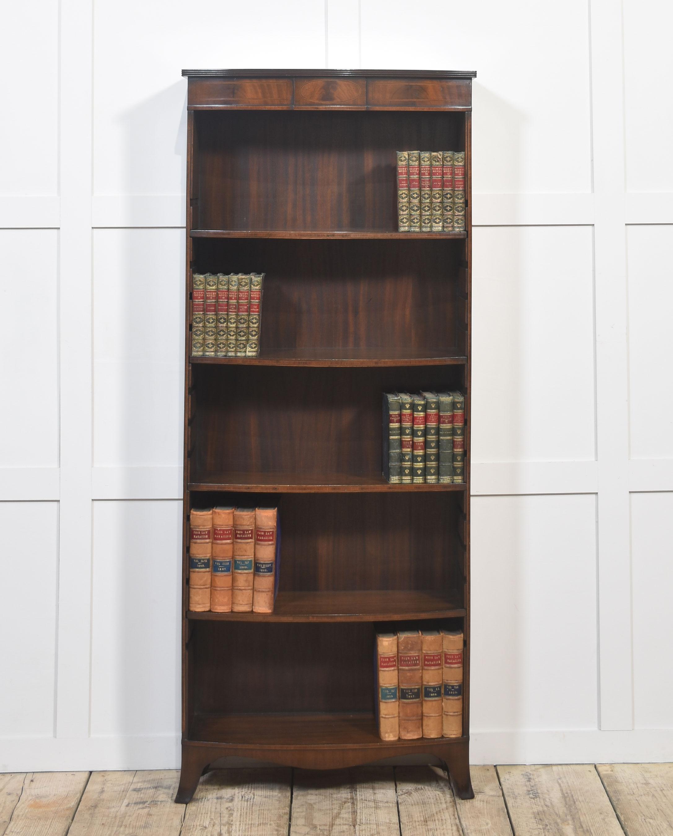 bibliothèque ouverte en acajou, datant du début du 20e siècle. D'un design élégant, il est doté de quatre étagères réglables offrant un espace de rangement généreux pour les livres ou les objets d'exposition. Le riche grain de l'acajou est