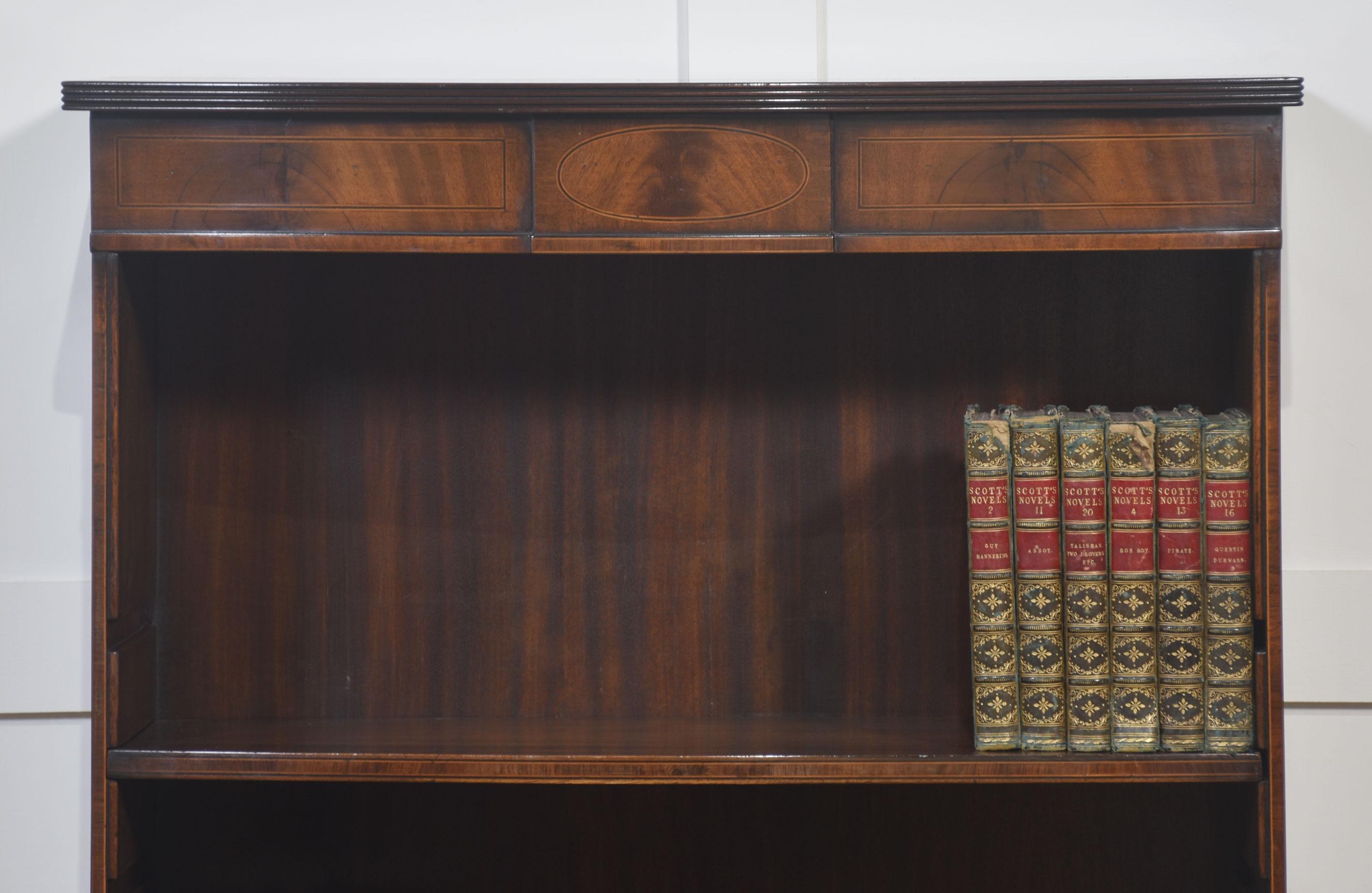 20ième siècle Bibliothèque ouverte en acajou marqueté en vente