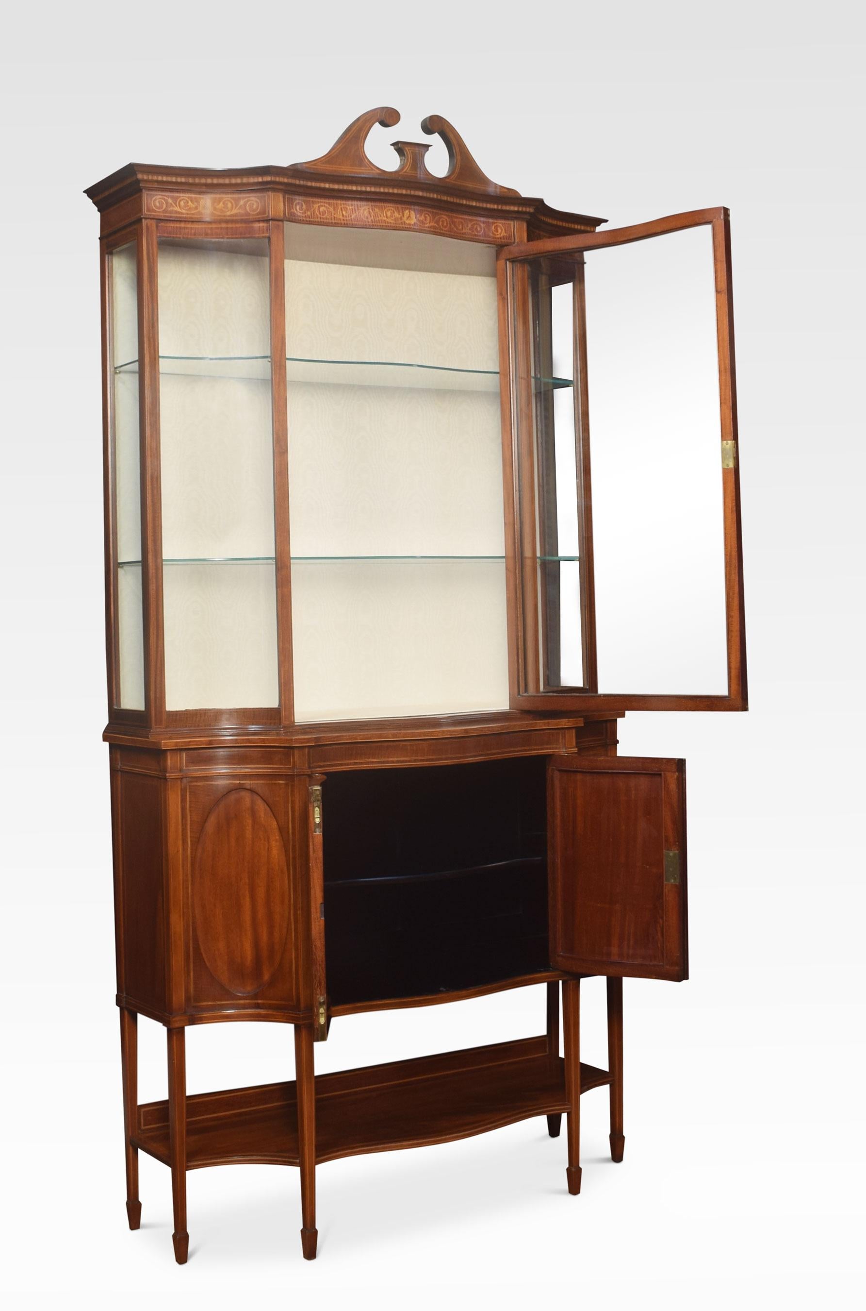 British  Mahogany Inlaid Serpentine Fronted Display Cabinet For Sale