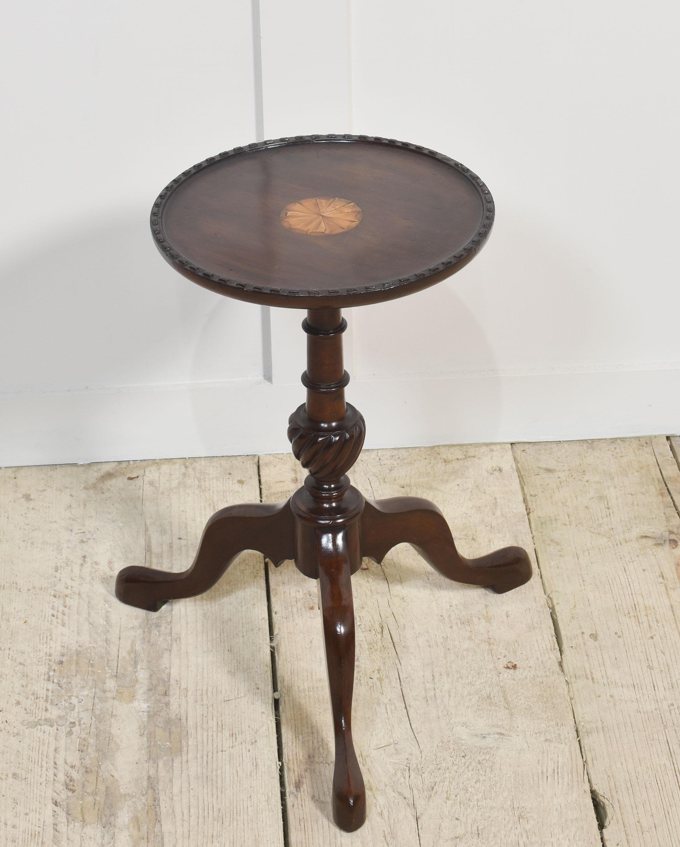 Table d'appoint en acajou, le plateau circulaire en acajou incrusté reposant sur une tige tournée, se terminant par des supports balayés vers le bas.
Dimensions
Hauteur 16 pouces
Largeur 14 pouces
Profondeur 14 pouces