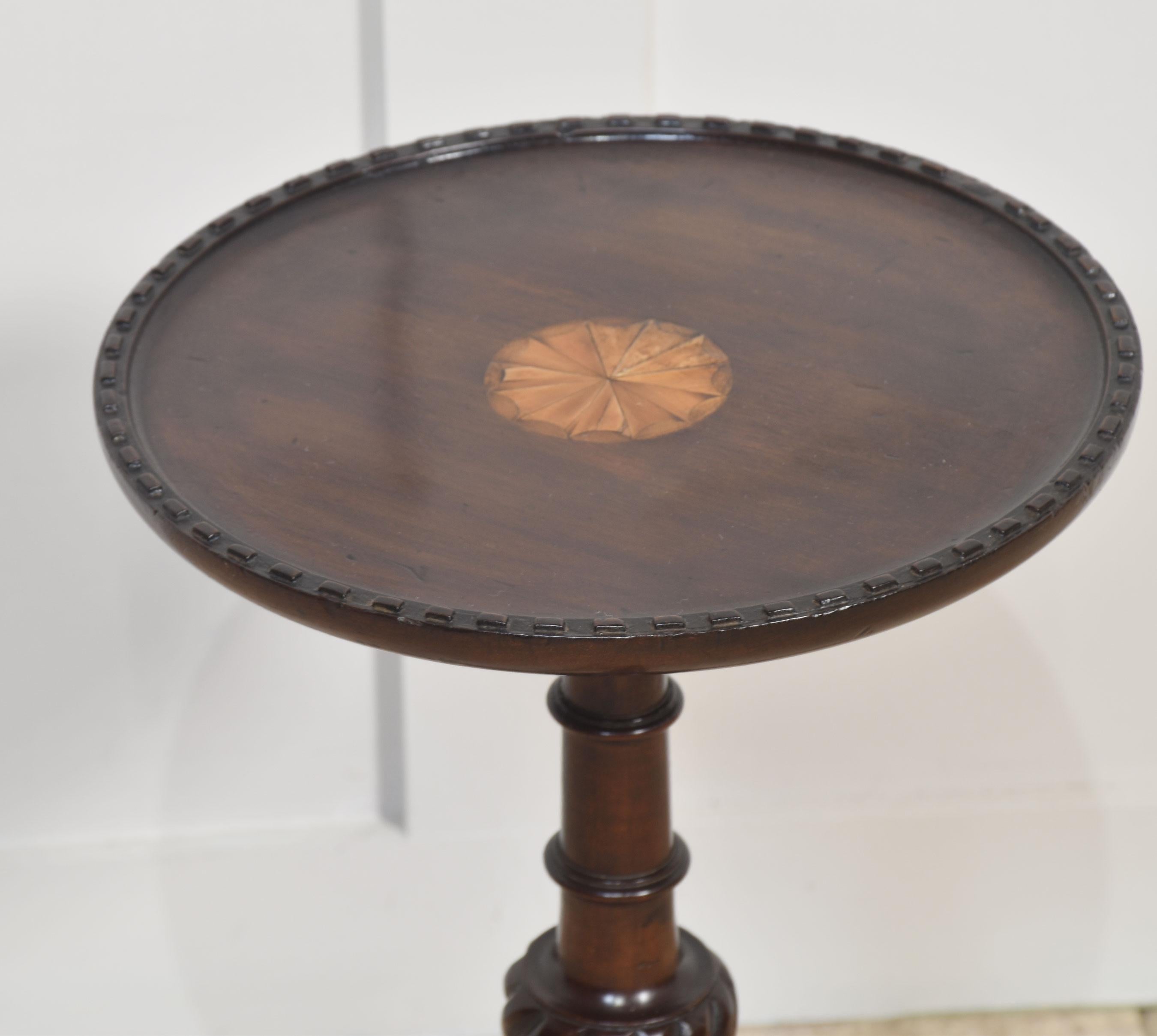 Britannique Table d'appoint en acajou marqueté en vente