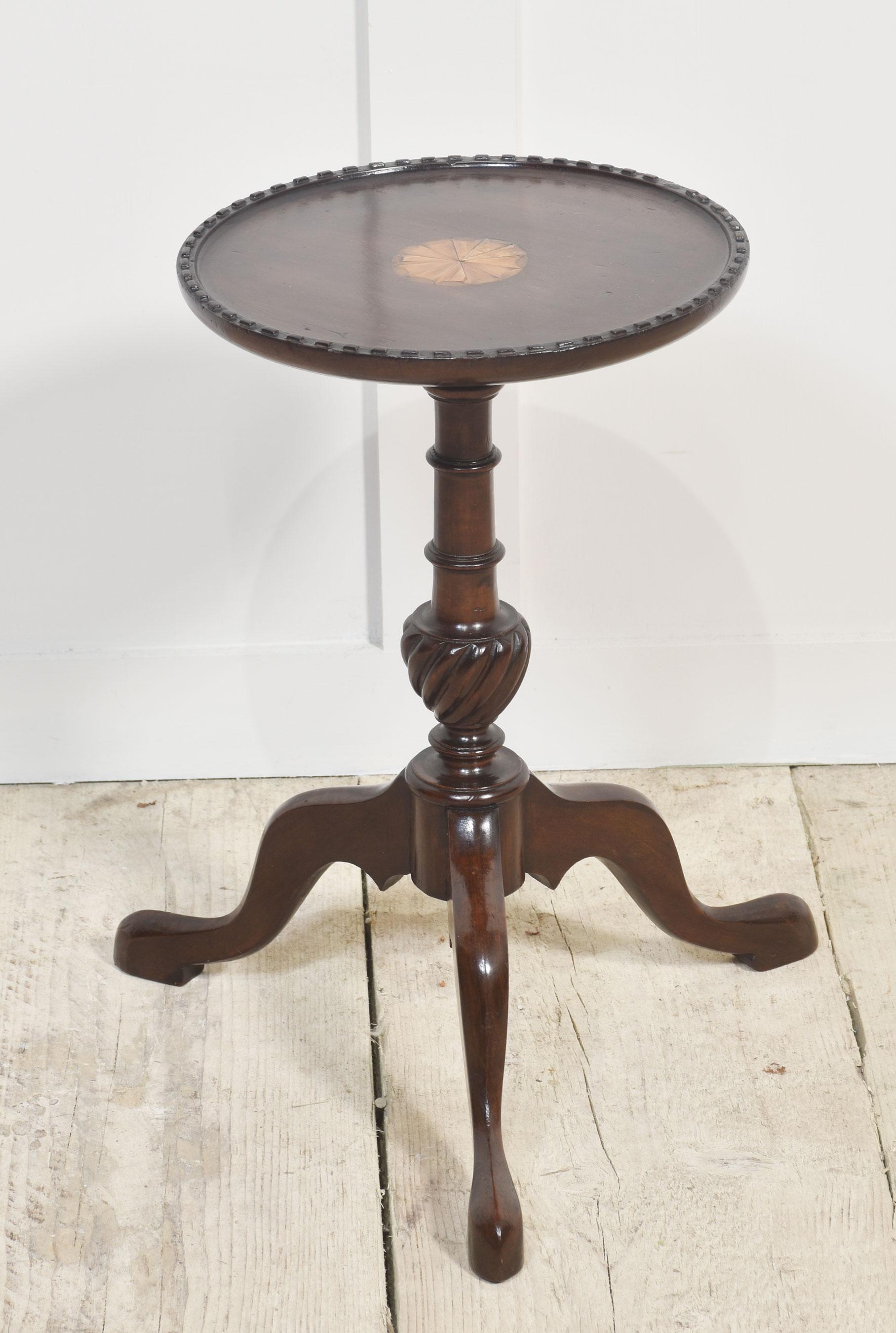 20ième siècle Table d'appoint en acajou marqueté en vente